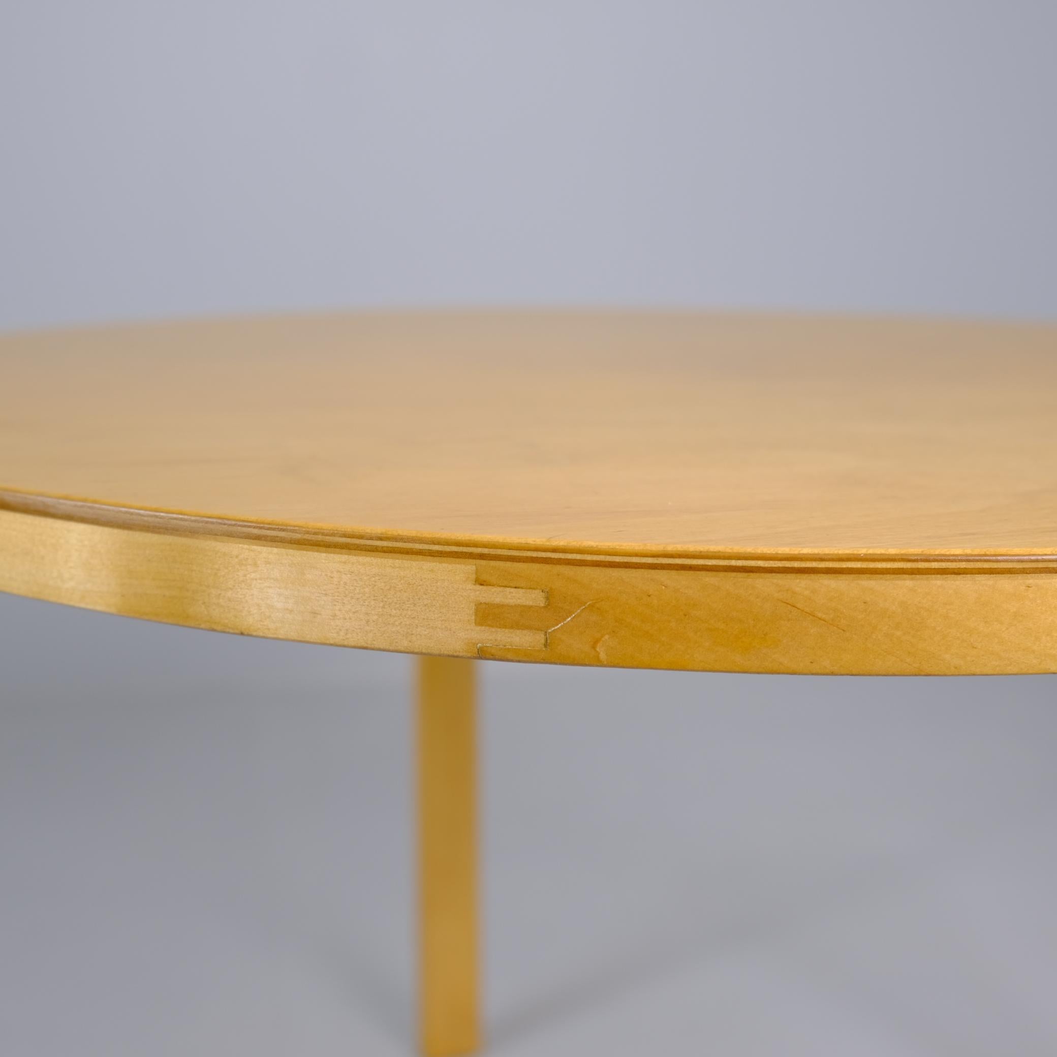 Modernist Alvar Aalto Round Coffee Table Model 72 in Birch for Artek, 1950s In Good Condition For Sale In Helsinki, FI