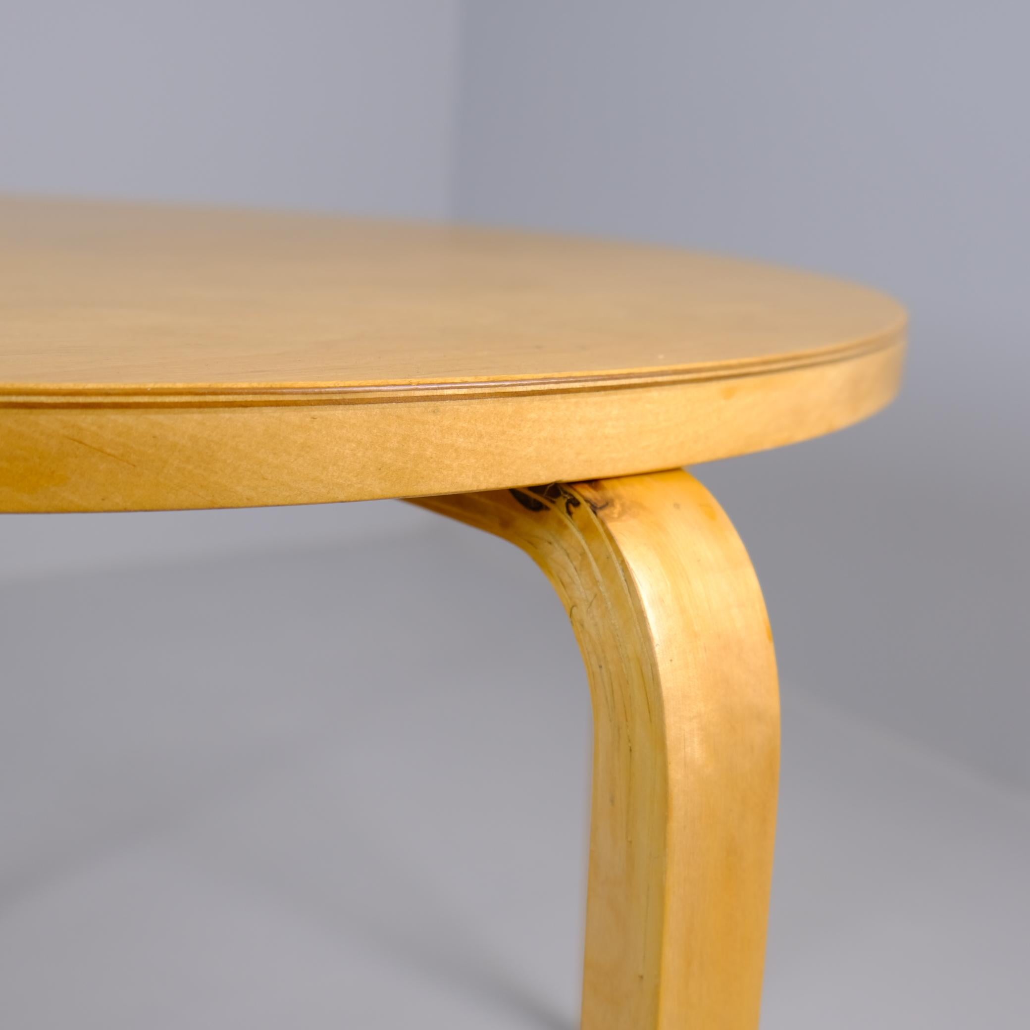 Mid-20th Century Modernist Alvar Aalto Round Coffee Table Model 72 in Birch for Artek, 1950s For Sale