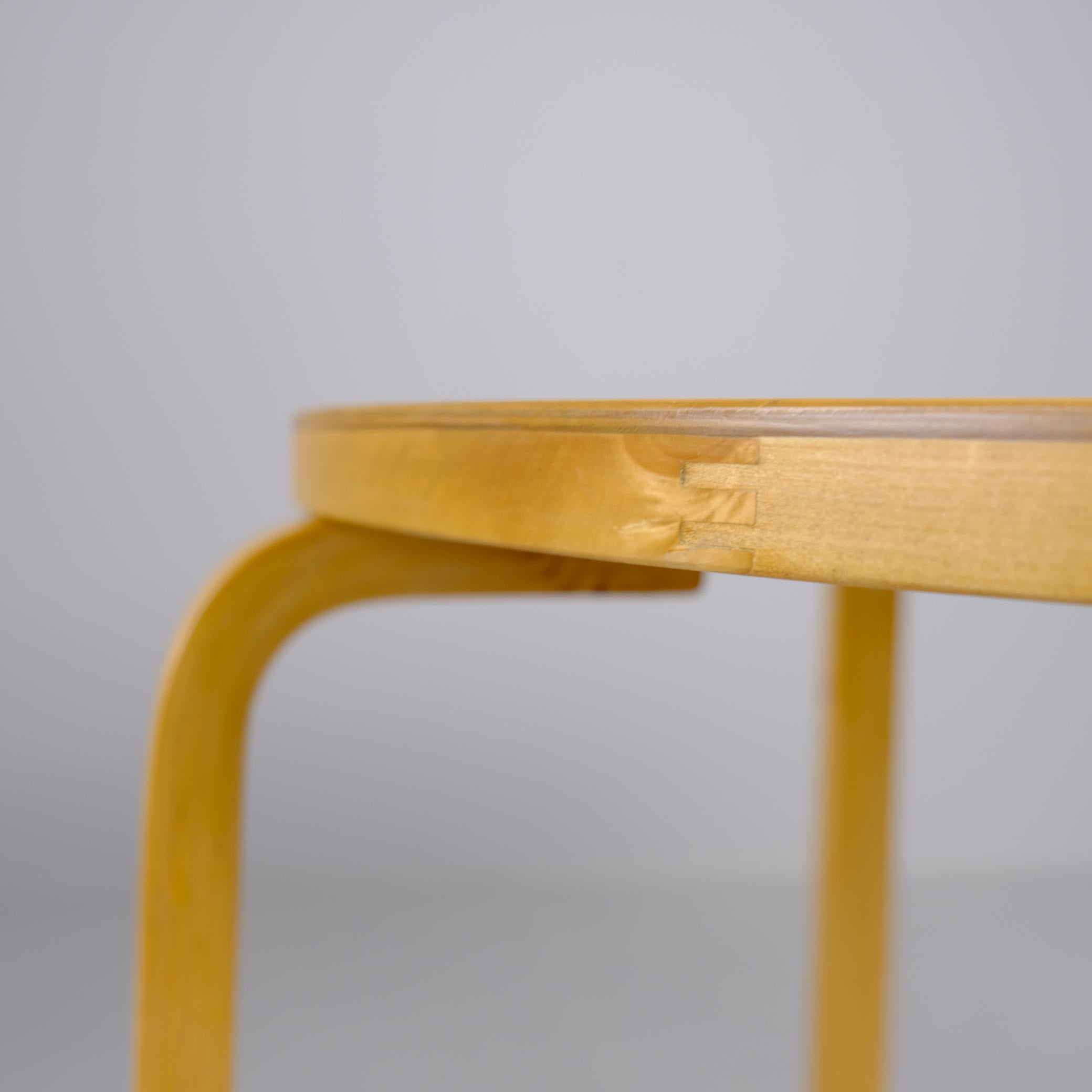 Modernist Alvar Aalto Round Coffee Table Model 72 in Birch for Artek, 1950s For Sale 1