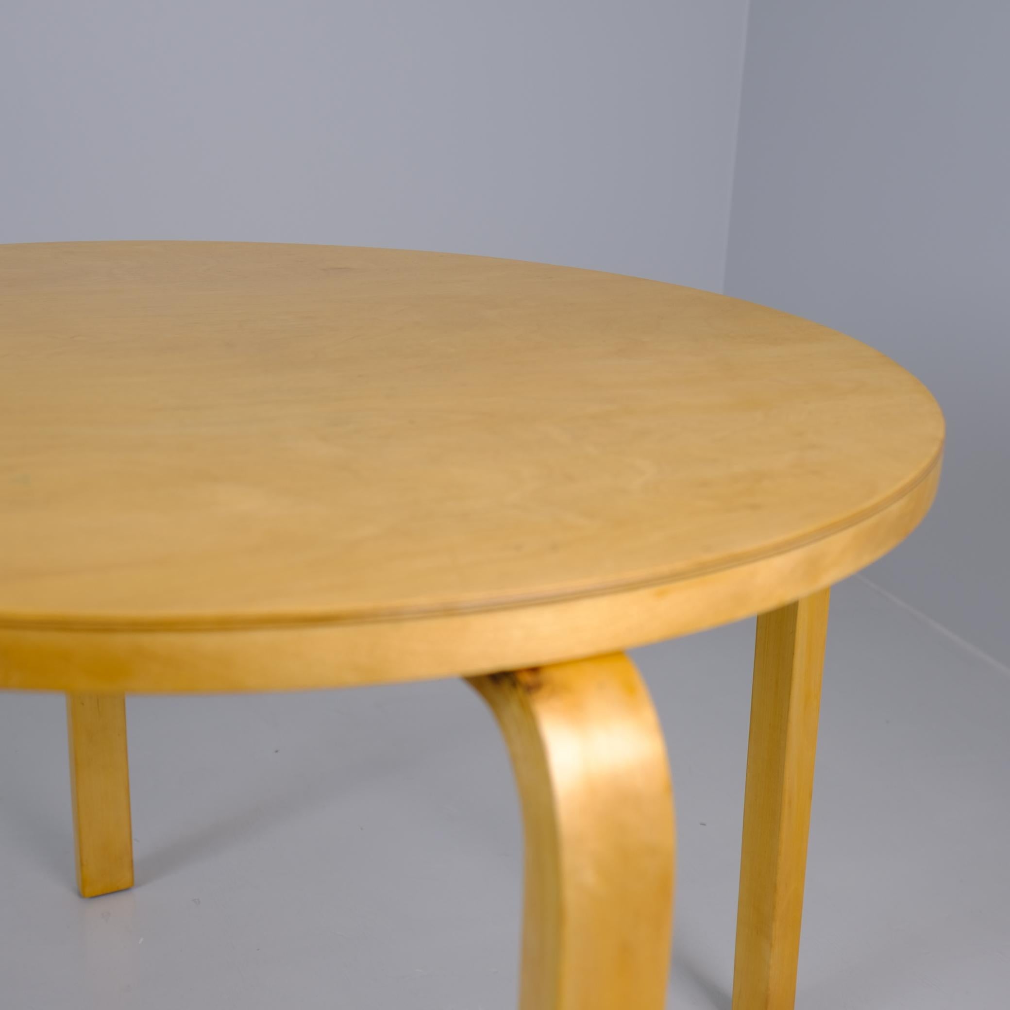 Modernist Alvar Aalto Round Coffee Table Model 72 in Birch for Artek, 1950s For Sale 2