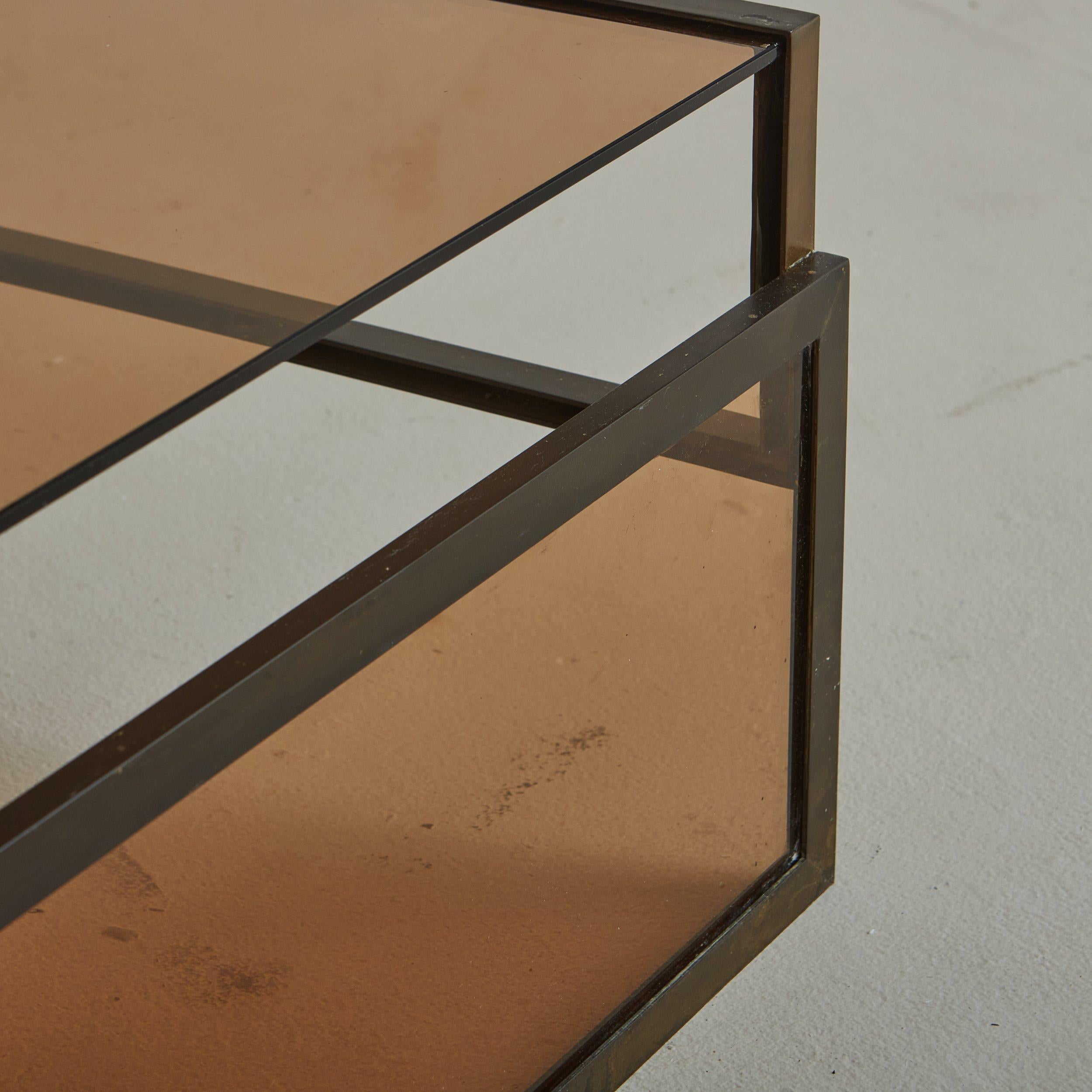 Table basse moderniste en verre ambré avec cadre en bloc de fer, France 20ème siècle en vente 3