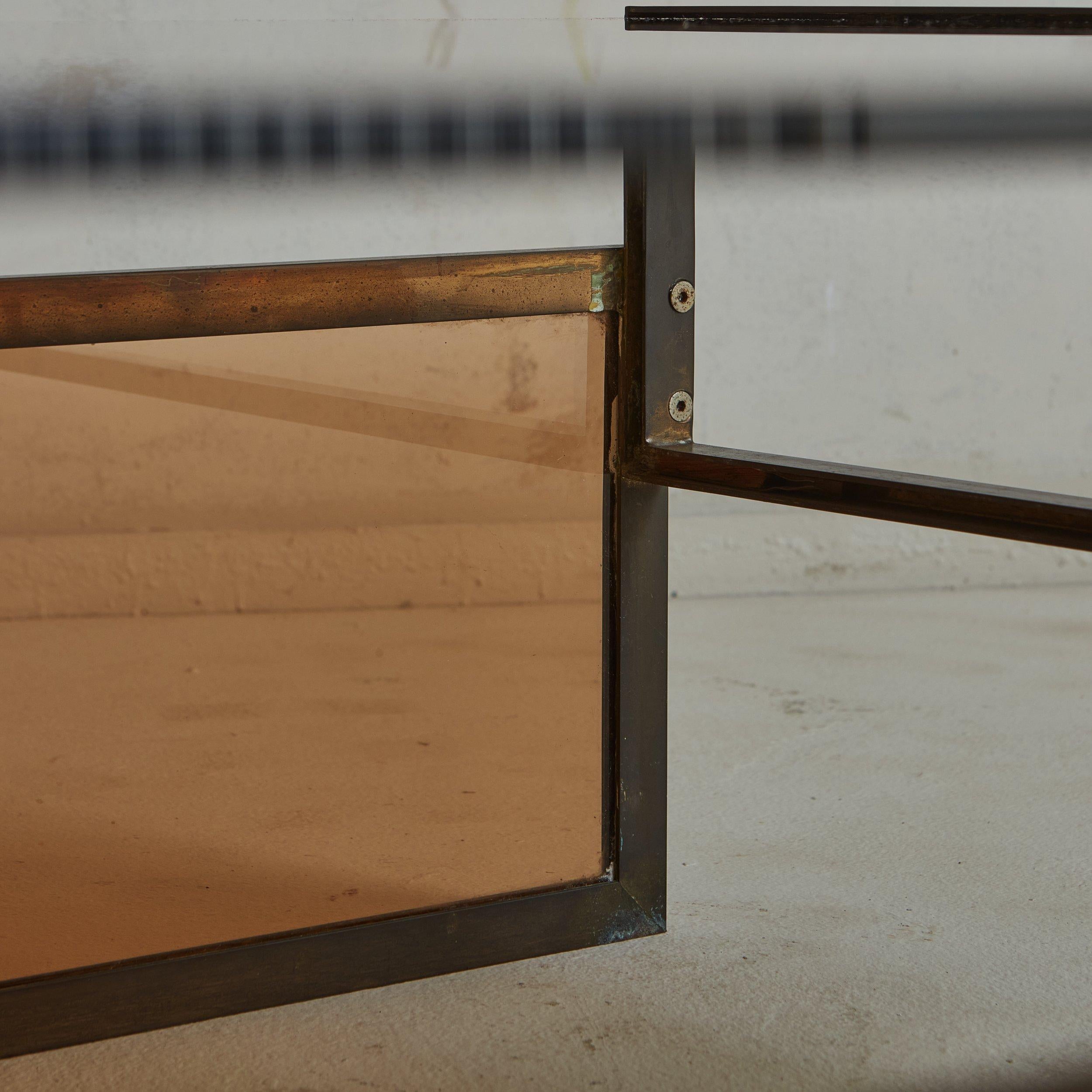 Table basse moderniste en verre ambré avec cadre en bloc de fer, France 20ème siècle en vente 4