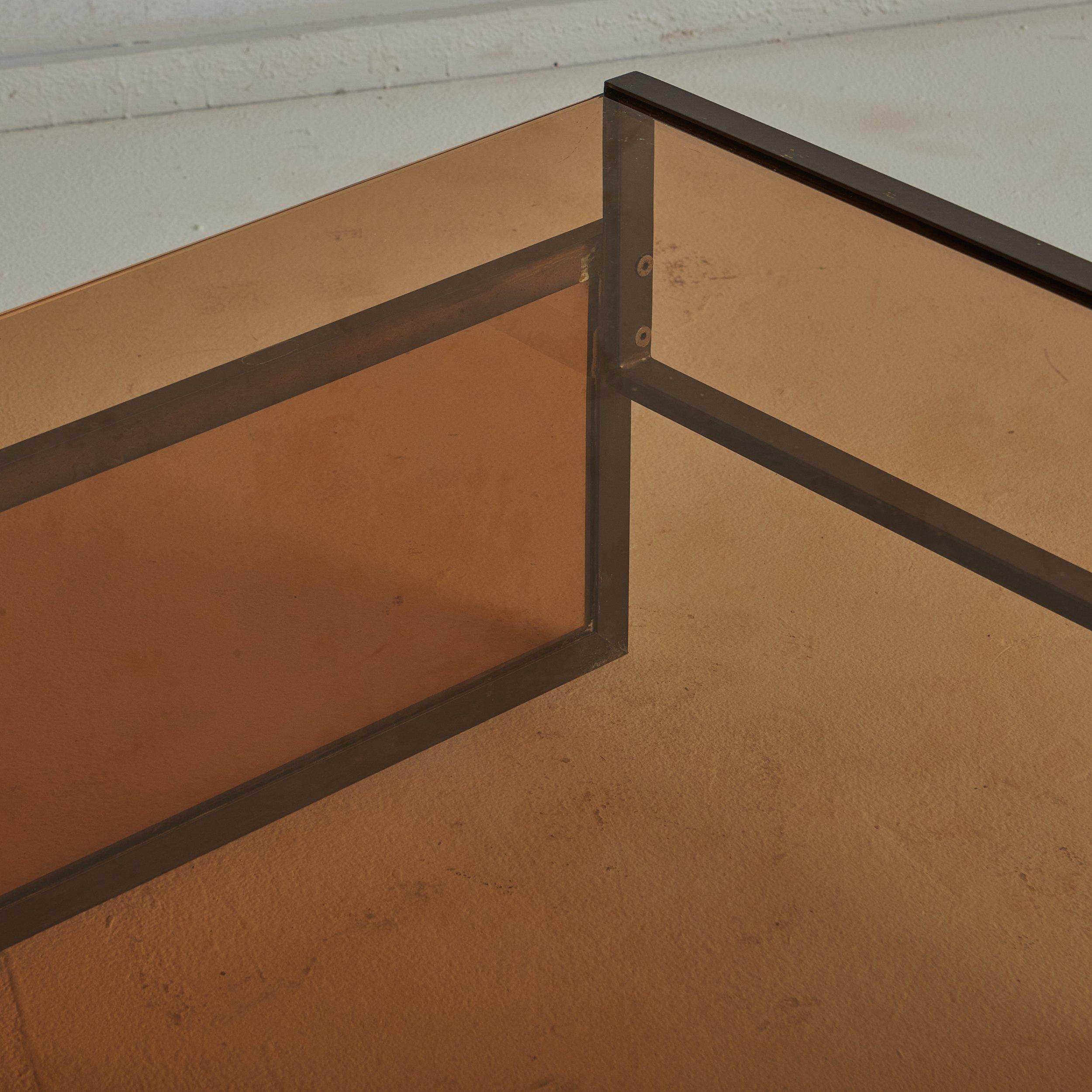 Table basse moderniste en verre ambré avec cadre en bloc de fer, France 20ème siècle Bon état - En vente à Chicago, IL