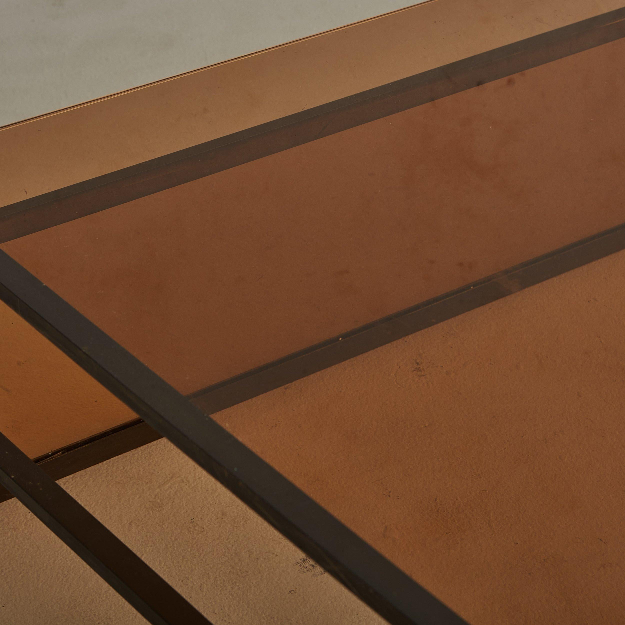 20ième siècle Table basse moderniste en verre ambré avec cadre en bloc de fer, France 20ème siècle en vente