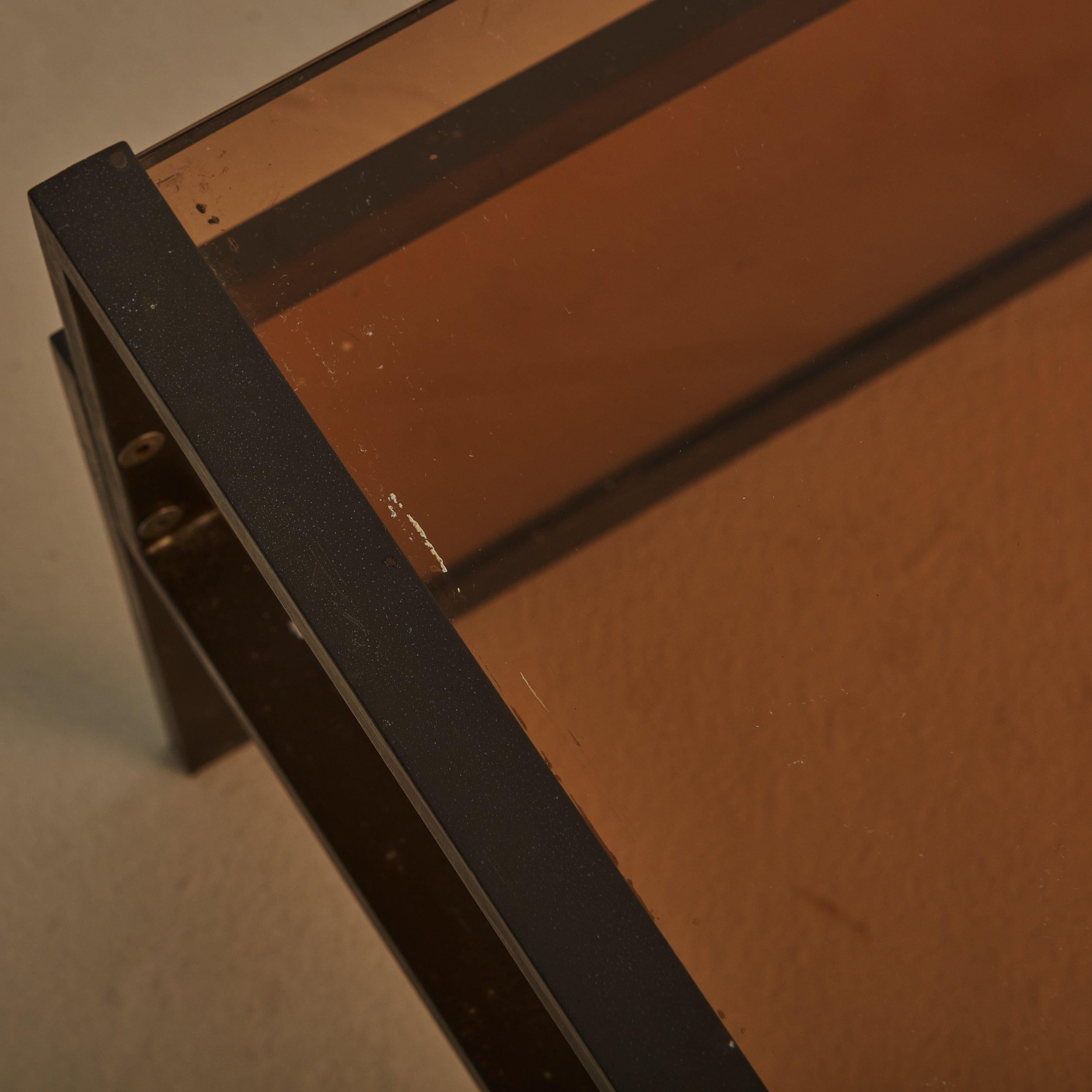 Table basse moderniste en verre ambré avec cadre en bloc de fer, France 20ème siècle en vente 1