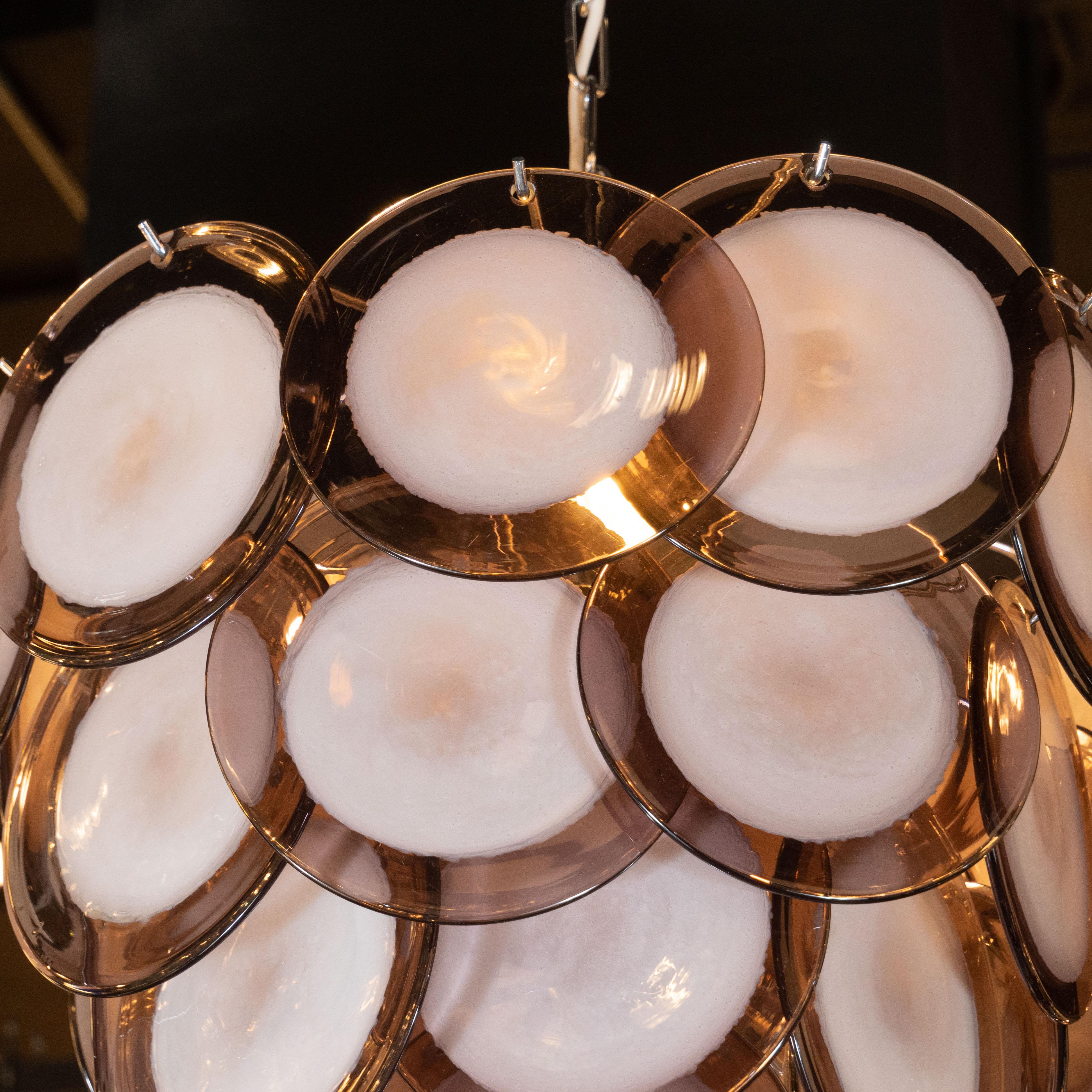 Modernistischer Amethyst-Kronleuchter aus mundgeblasenem Muranoglas mit Chrombeschlägen (Italienisch) im Angebot