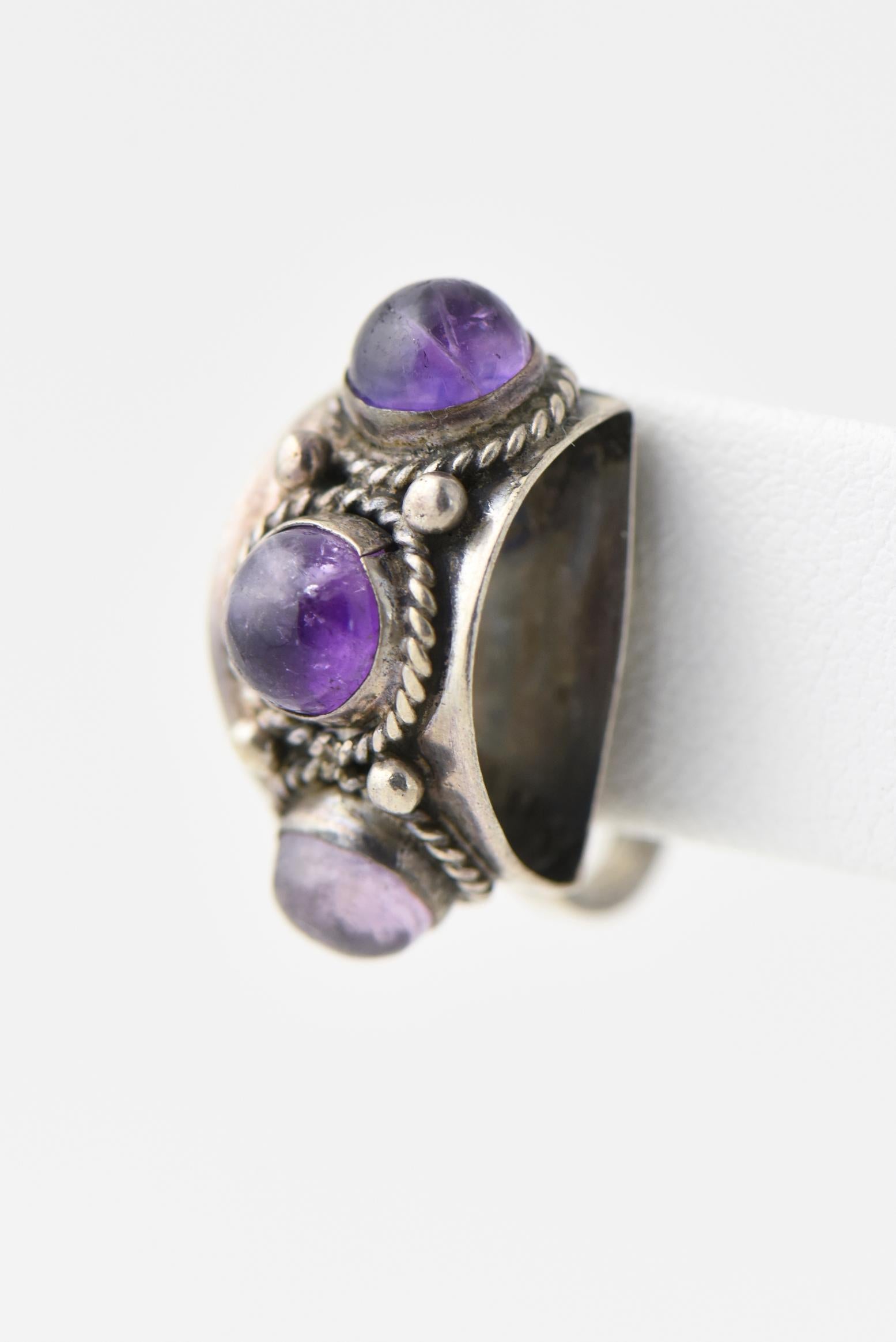 Mexikanische Ohrringe aus Sterlingsilber, besetzt mit drei Cabochon-Amethysten in einer Seilfassung mit perlenbesetzten Silberakzenten. Rückseiten schrauben. Gezeichnet: Silber Mexiko.