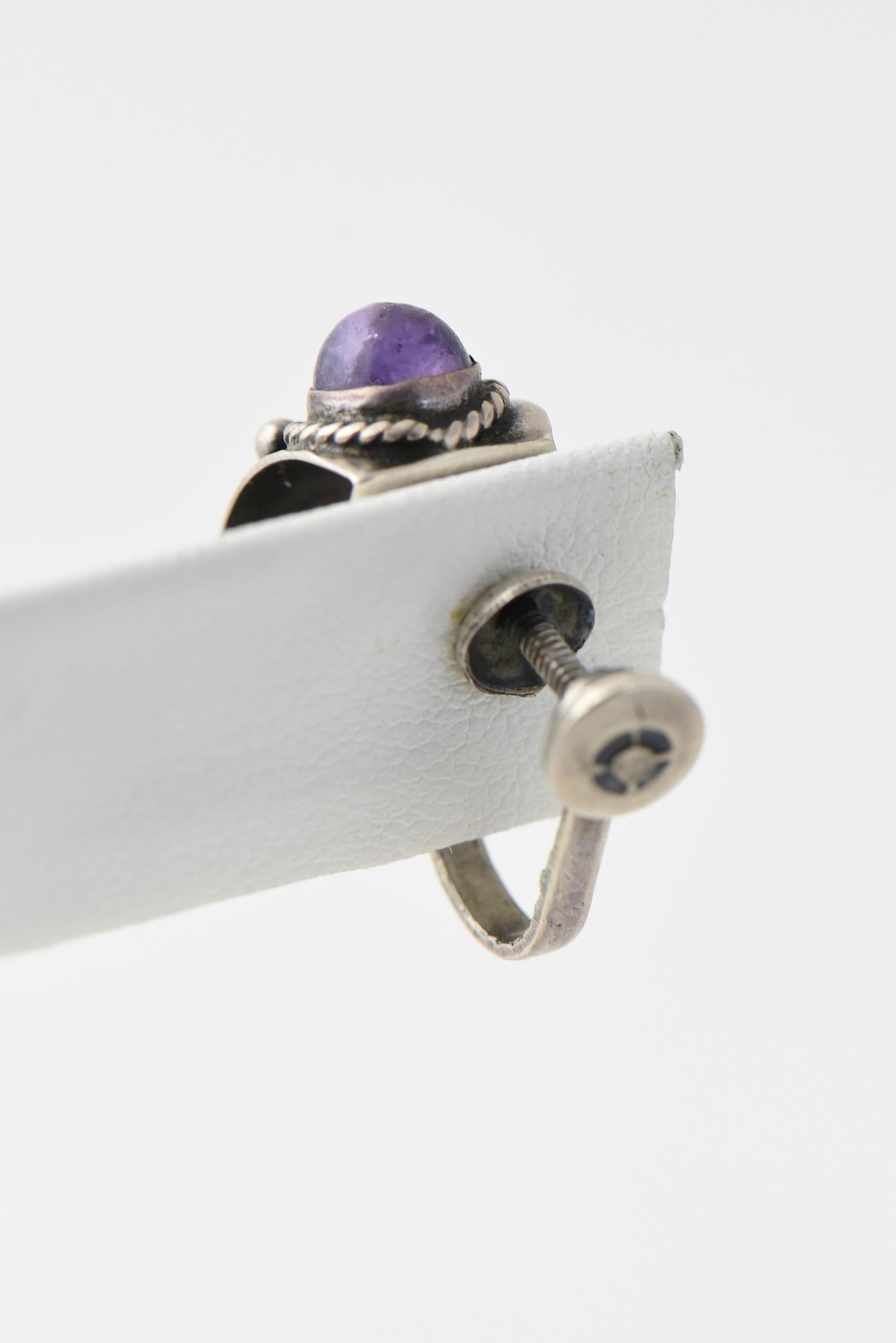 Modernistische Amethyst-Sterlingsilber-Ohrringe (Cabochon) im Angebot