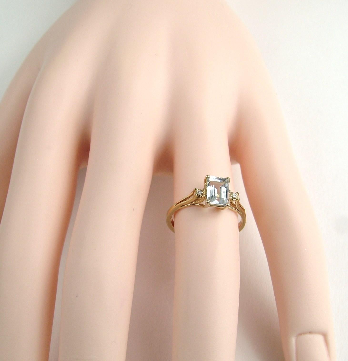 Modernist Aquamarine Diamond Ring 14 Karat In Good Condition For Sale In Wallkill, NY