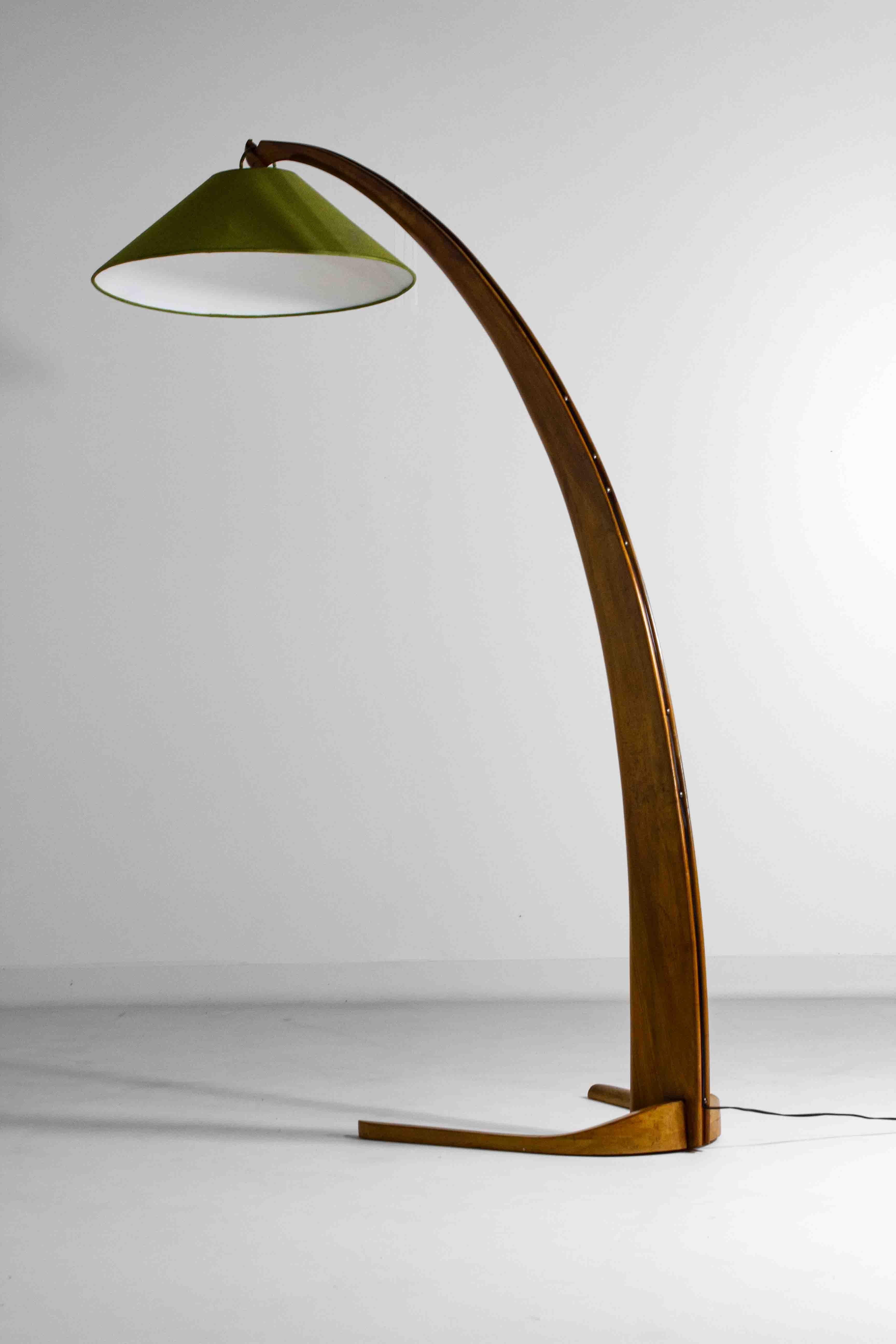 Modernist 'Arc' floor lamp in walnut, Italy 1950s In Good Condition In Antwerpen, VAN