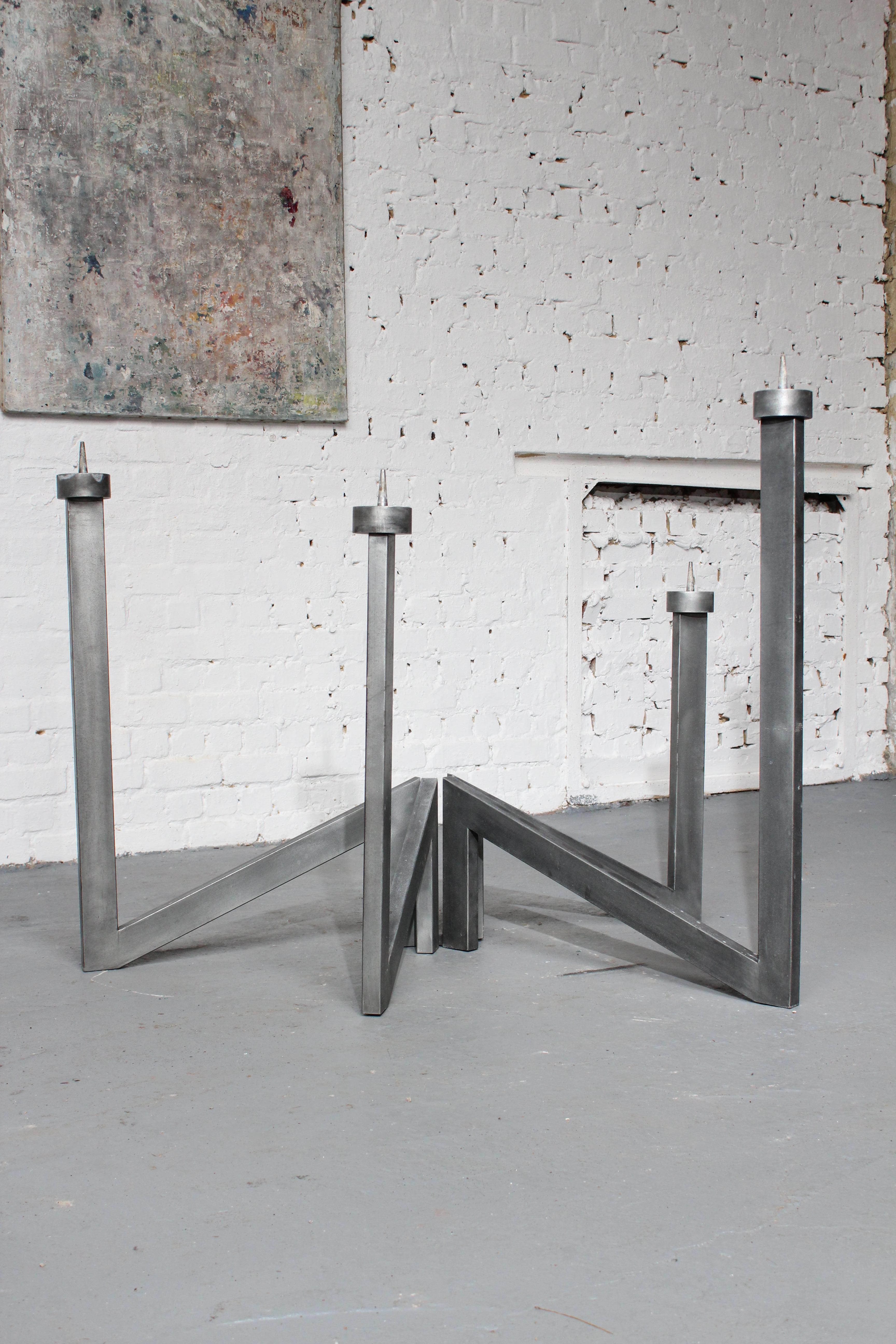 Gran candelabro arquitectónico modernista de 4 brazos del escultor belga Roger Bonduel (1930-2019) en acero soldado y patinado. Este candelabro está construido modularmente a partir de 4 piezas con un punto de enganche central, lo que te permite