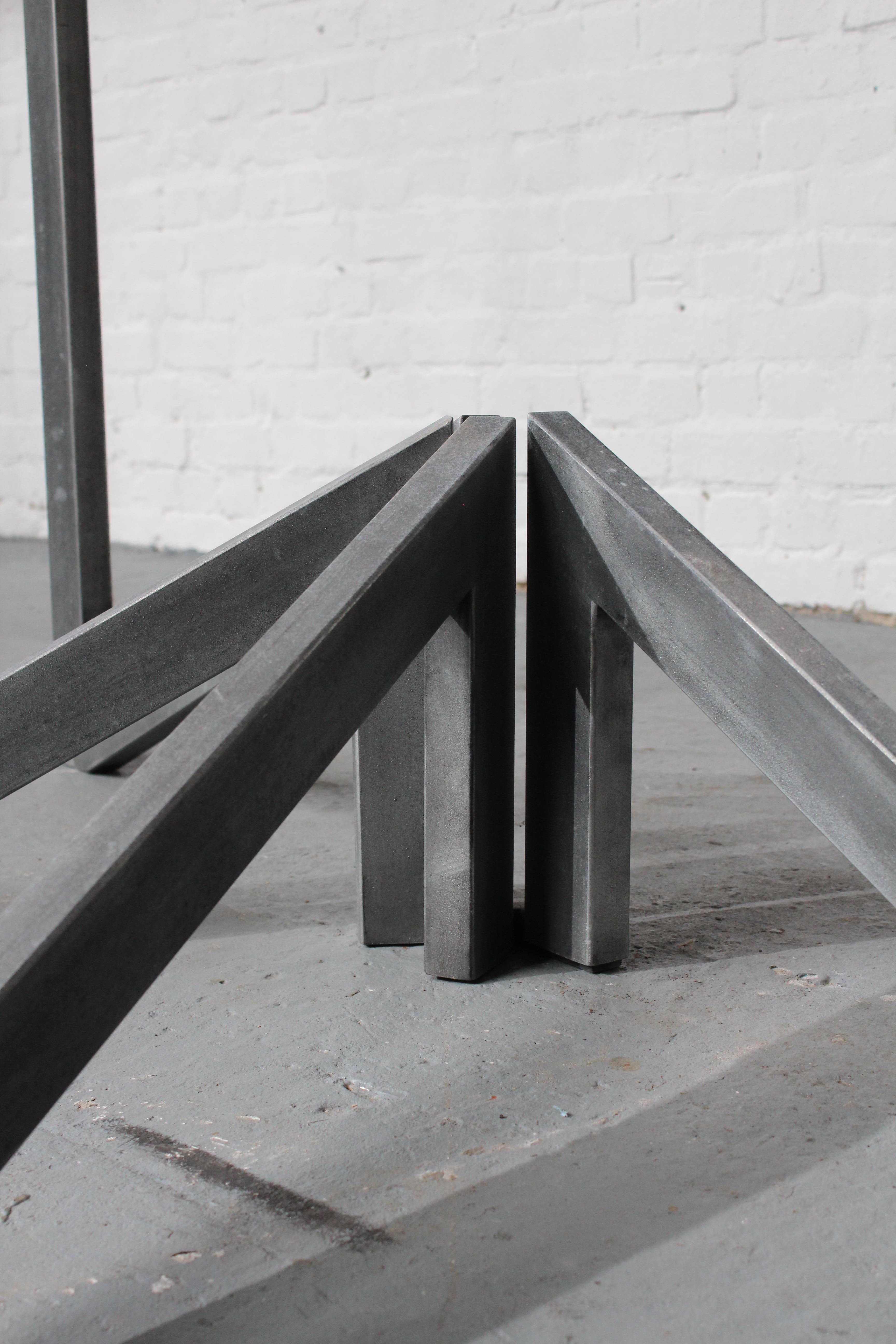 Candelabro arquitectónico modernista de Roger Bonduel Soldado en venta