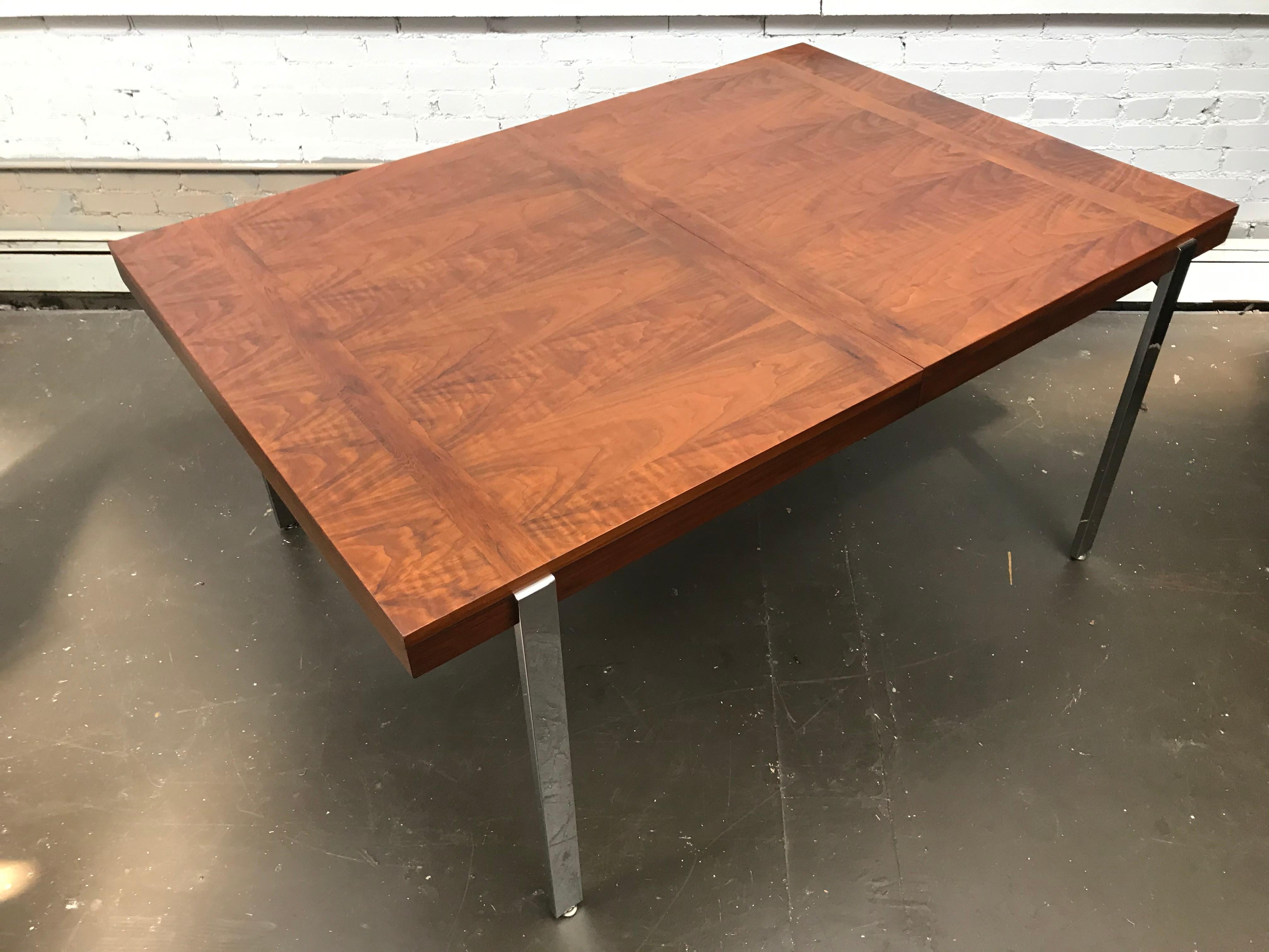 The walnut wood grain is unbelievable on this table. I guarantee it will not disappoint. The grain literally looks like fire. It has perpendicular strips of rosewood at each end and in the middle of the top. On the sides - rosewood and walnut,