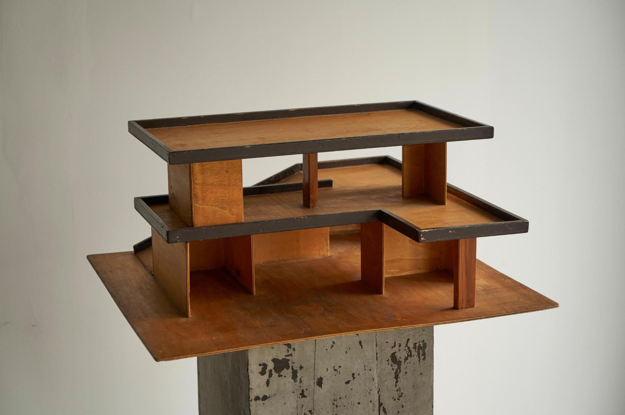 Maquette d'architecture moderniste en contreplaqué teinté, probablement hollandaise, années 1950.

Cette maquette architecturale moderniste des années 1950, de très bon goût, est réalisée en contreplaqué teinté et en bois massif. Il témoigne du