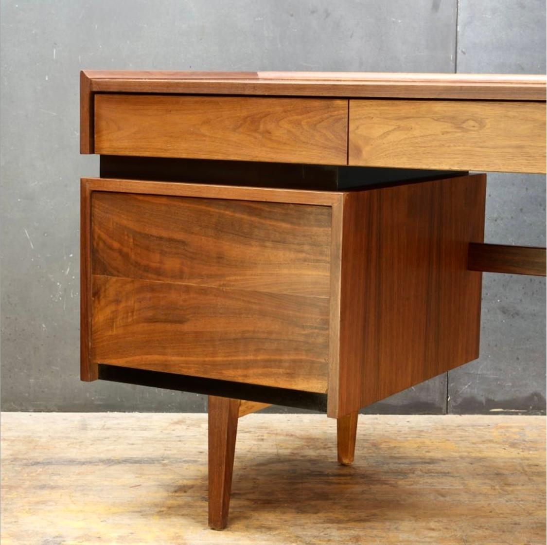 Merton Gershun war ein amerikanischer Möbeldesigner des frühen 20. Jahrhunderts, bekannt für das Entwerfen einiger der frühesten modernen Möbelserien in den USA und das Bestreben, schickes, modernes Design für den täglichen amerikanischen