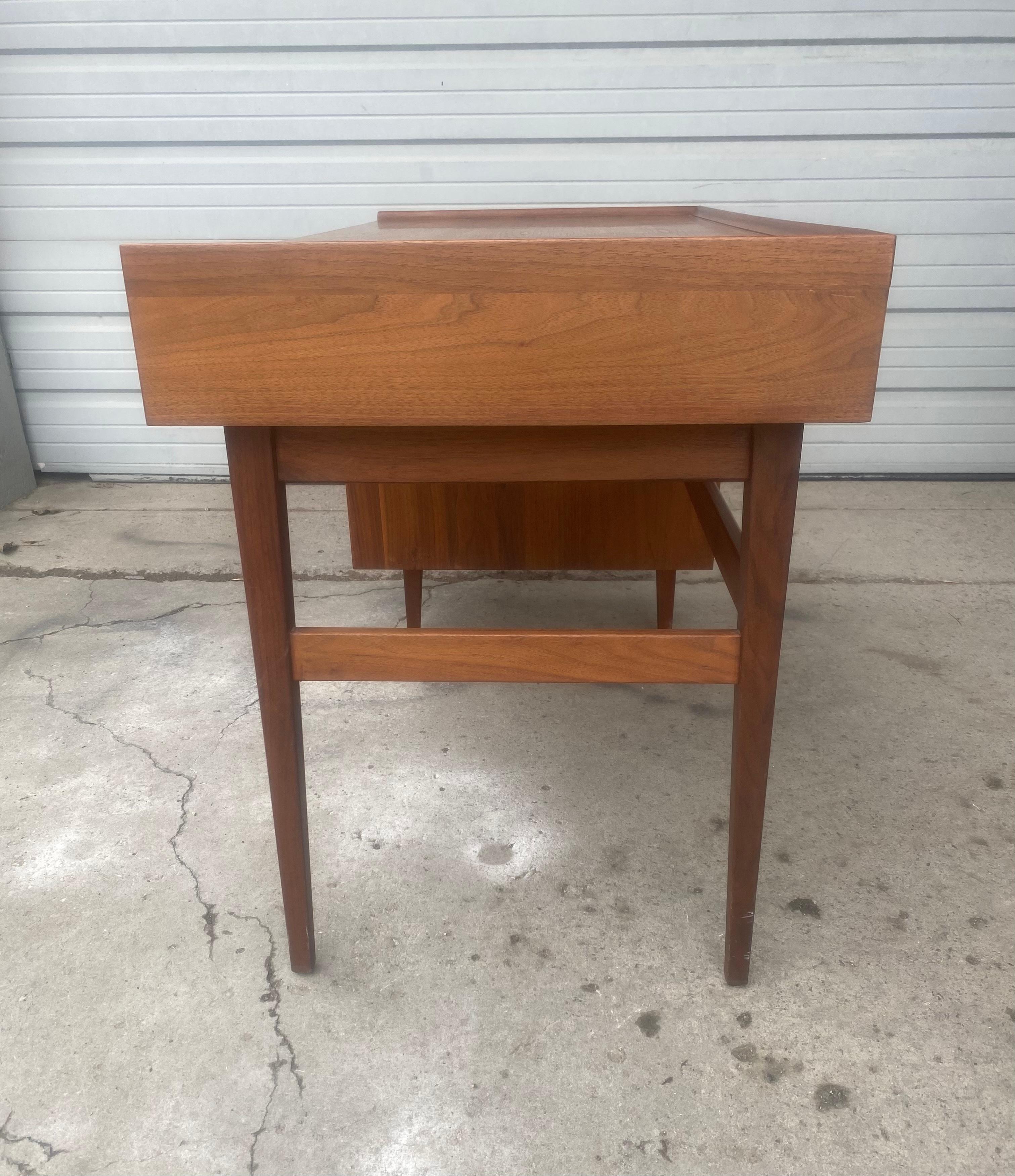 Modernist Architectural Walnut Desk designed by Merton Gershun for Dillingham In Good Condition For Sale In Buffalo, NY