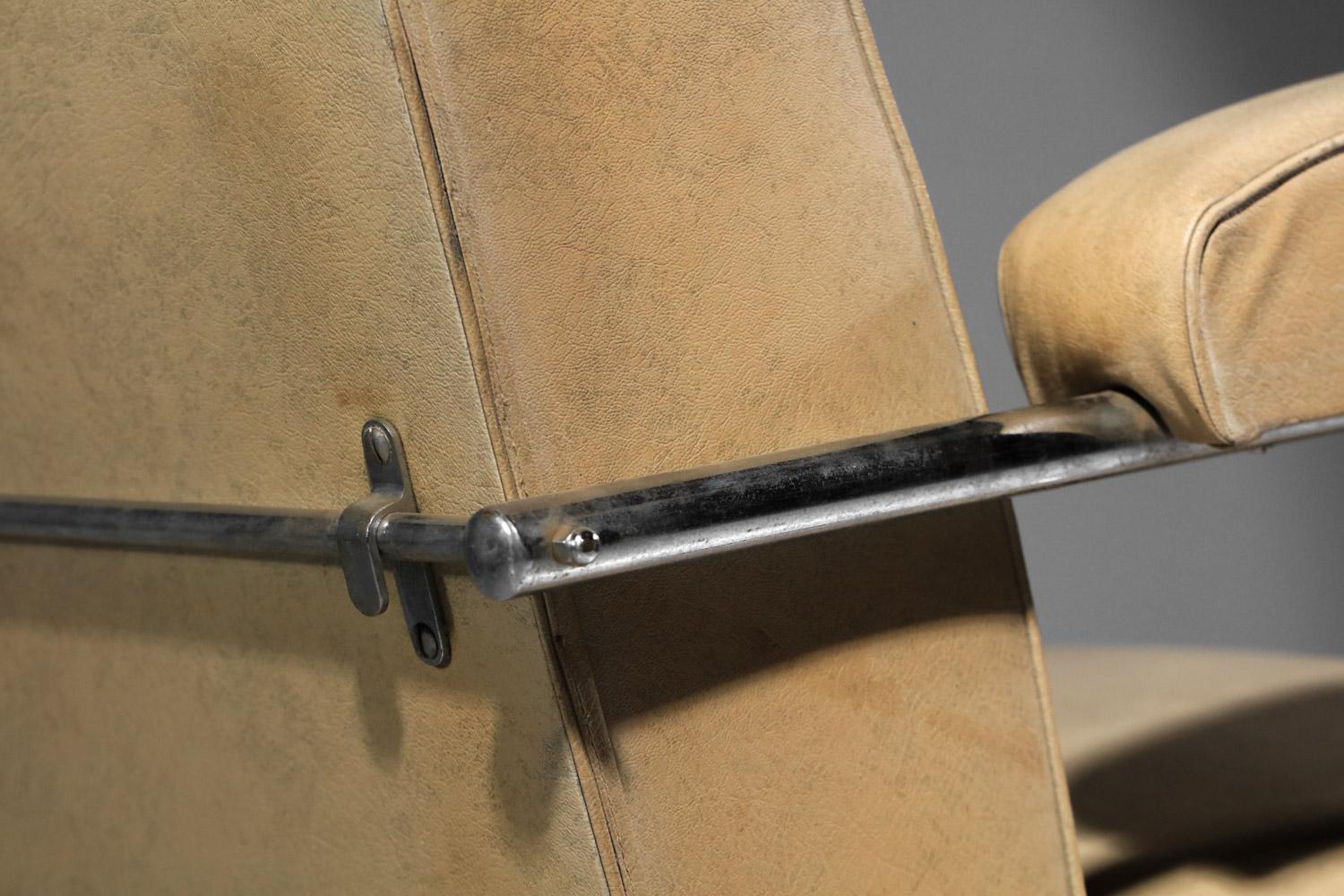 Modernist armchair in chromed steel tube and imitation leather from the 40's For Sale 7