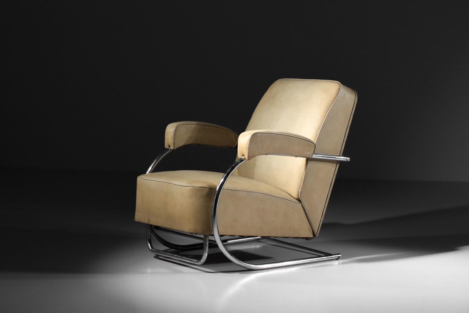 French modernist armchair from the '40s. Chrome-plated tubular steel frame, seat, back and armrests in beige imitation leather (original fabric). Beautiful vintage condition, with traces of age and use throughout, in particular pitting on the metal