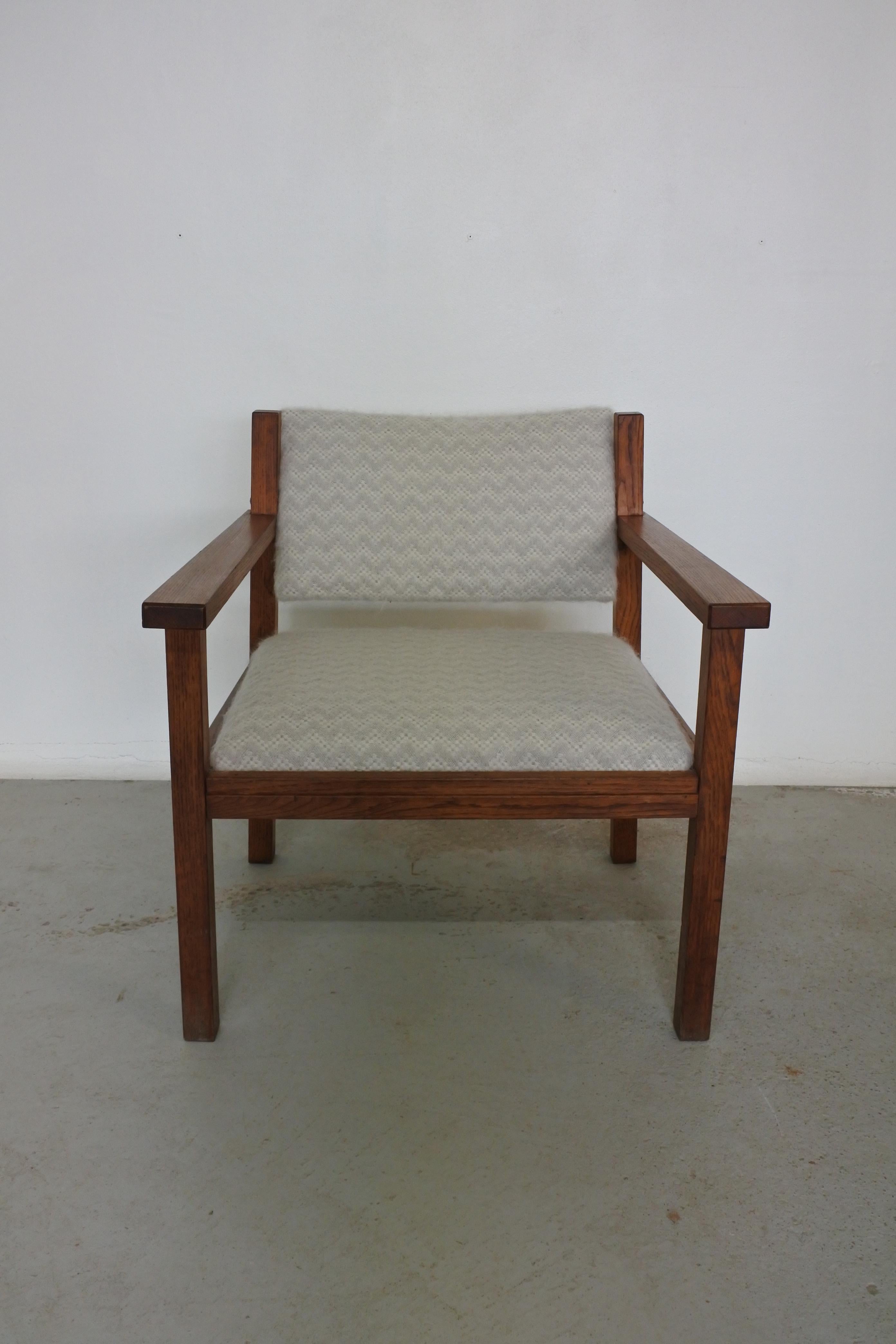 Modernist armchair in solid oak and upholstery.
Made in France in the 1940s.
Swivel/tilt back.
In the style of Elizabeth Eyre de Lanux

Newly reupholstered with a 
