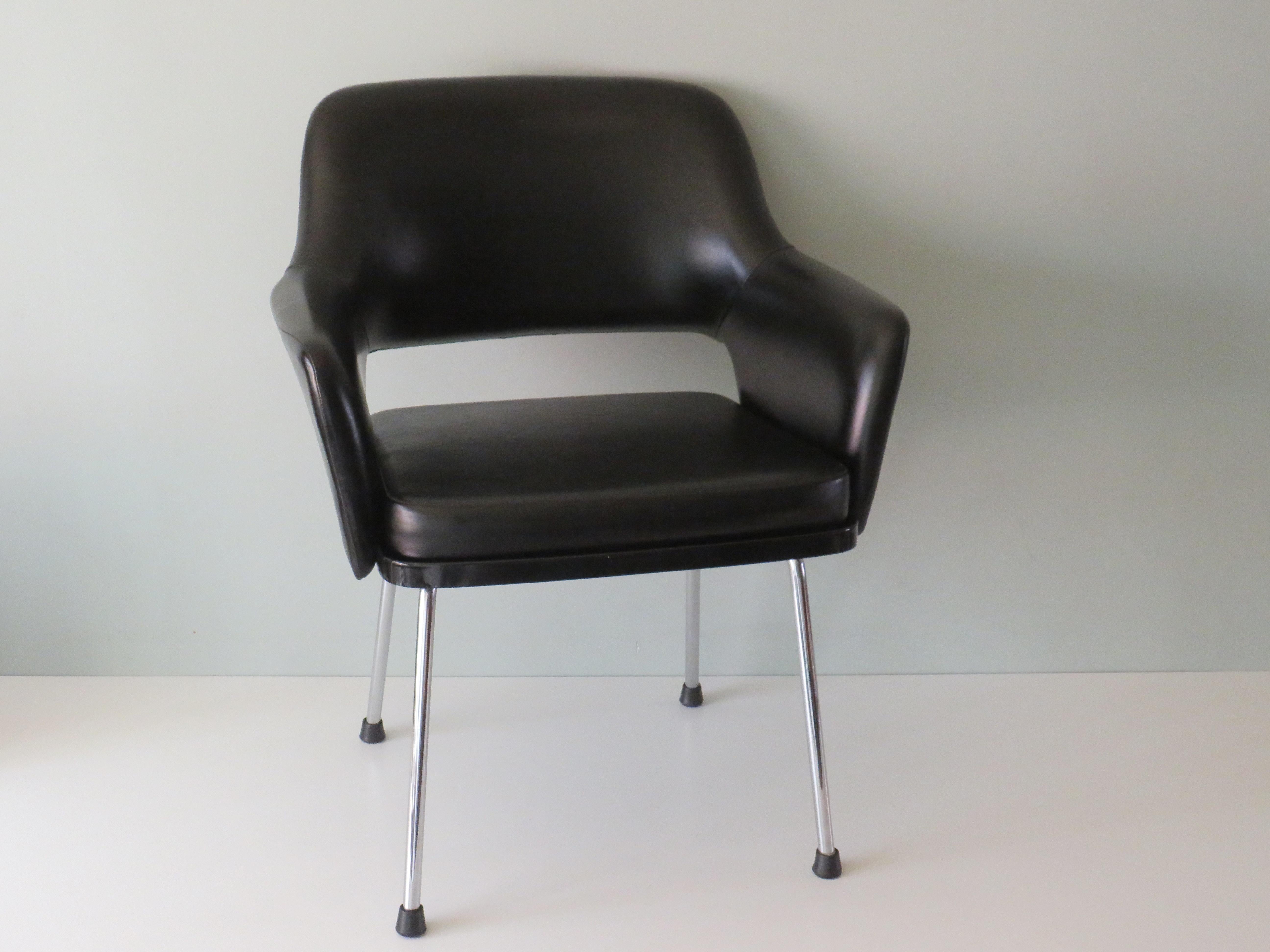 Elegant yet sturdy and comfortable armrest chair with chrome legs and black skai upholstery.
The seat height of the chair is 46 cm. The well-filled pillow lies in a black plastic tub.
The chair is, considering its age, in very good condition.