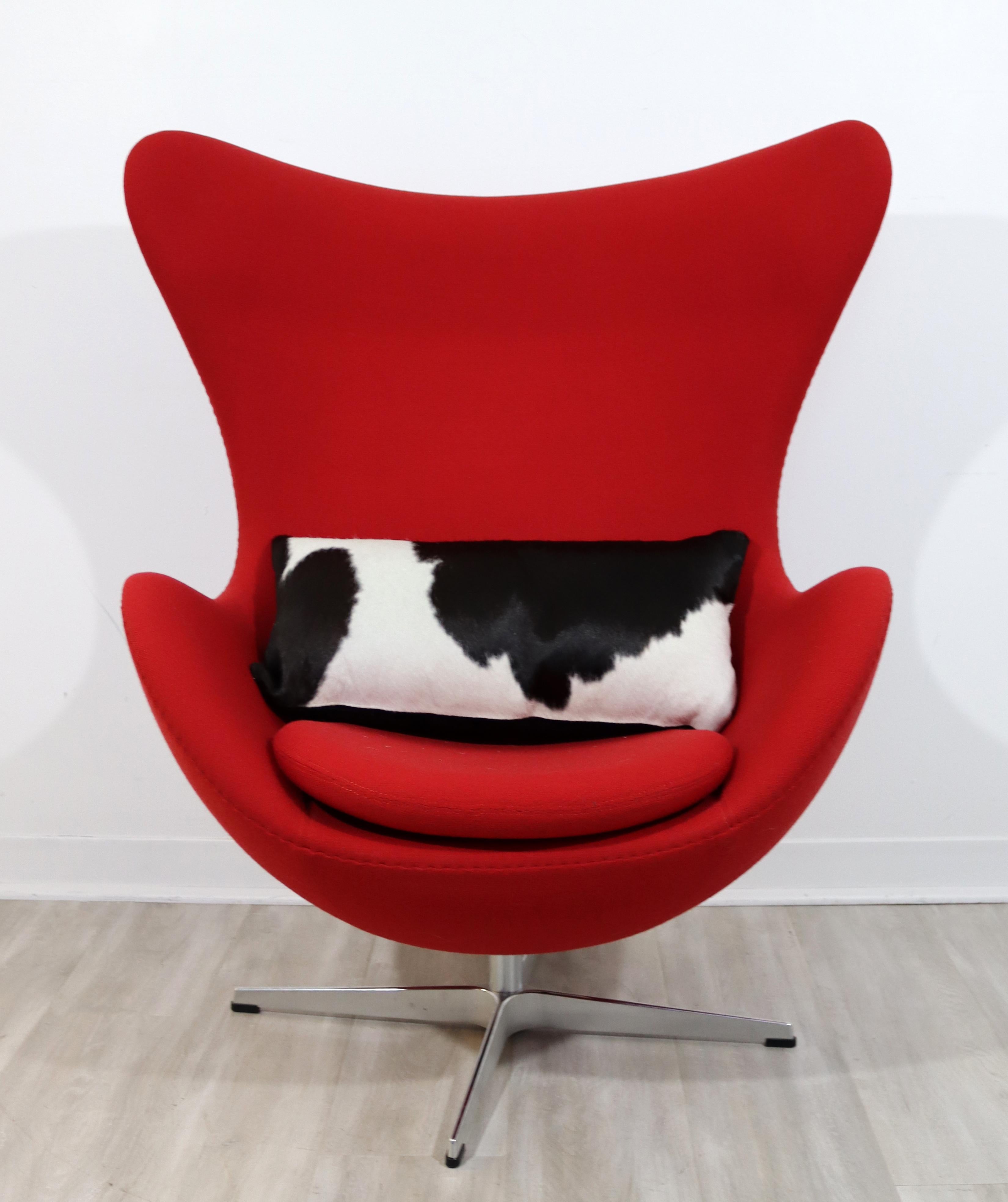 For your consideration is an excellent, high back Egg chair, in a red upholstery, designed by Arne Jacobsen for Fritz Hansen, reproduced in 2017 by DWR. In excellent condition. Dimensions: 34