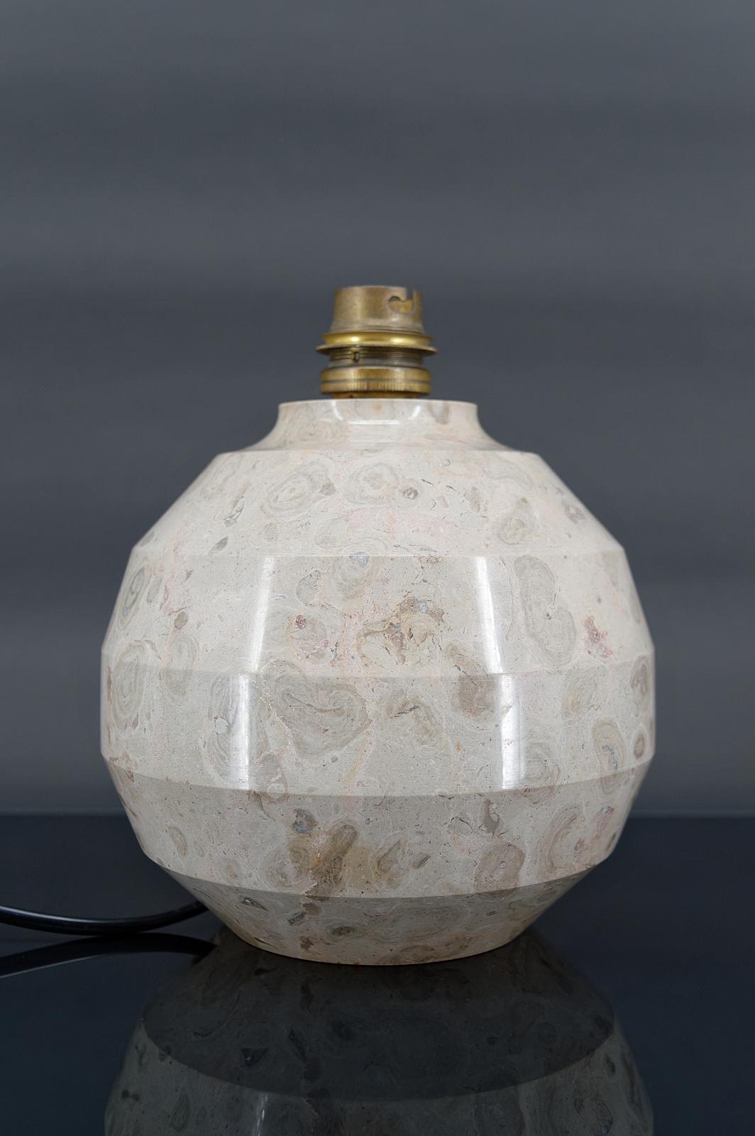 Modernist Art Deco ball lamp in carved marble.

France, Circa 1930

In excellent condition, new electricity.

Dimensions:
height 17 cm
diameter 16 cm