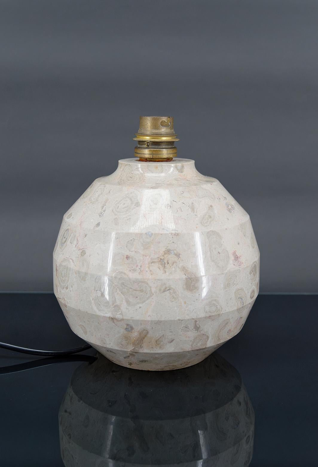 Modernist Art Deco ball lamp in carved marble, France, Circa 1930 In Excellent Condition For Sale In VÉZELAY, FR