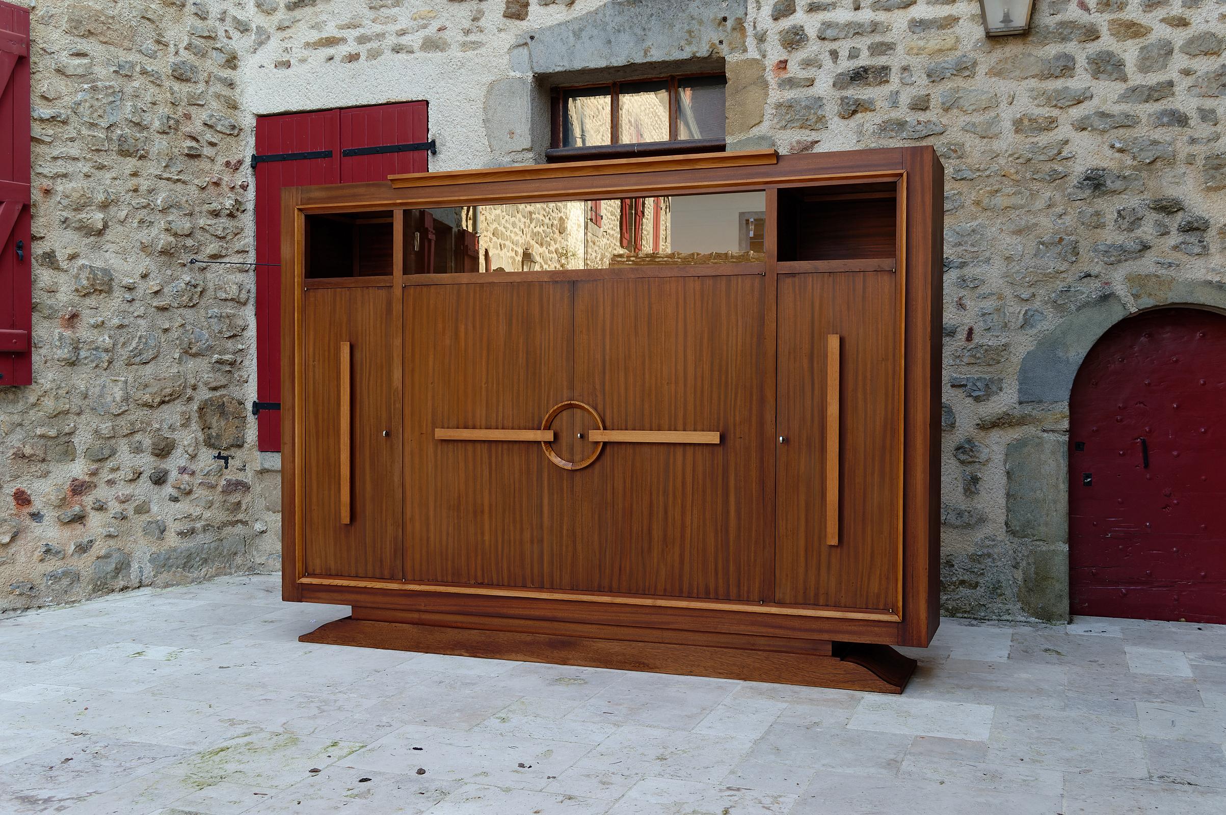 Modernist Art Deco bookcase / cabinet, Attributed to Auguste Vallin, France, Circa 1930

Important bookcase / cabinet consisting of a central cupboard with double door, 2 side cupboards and 1 showcase part at the top with double sliding glass
