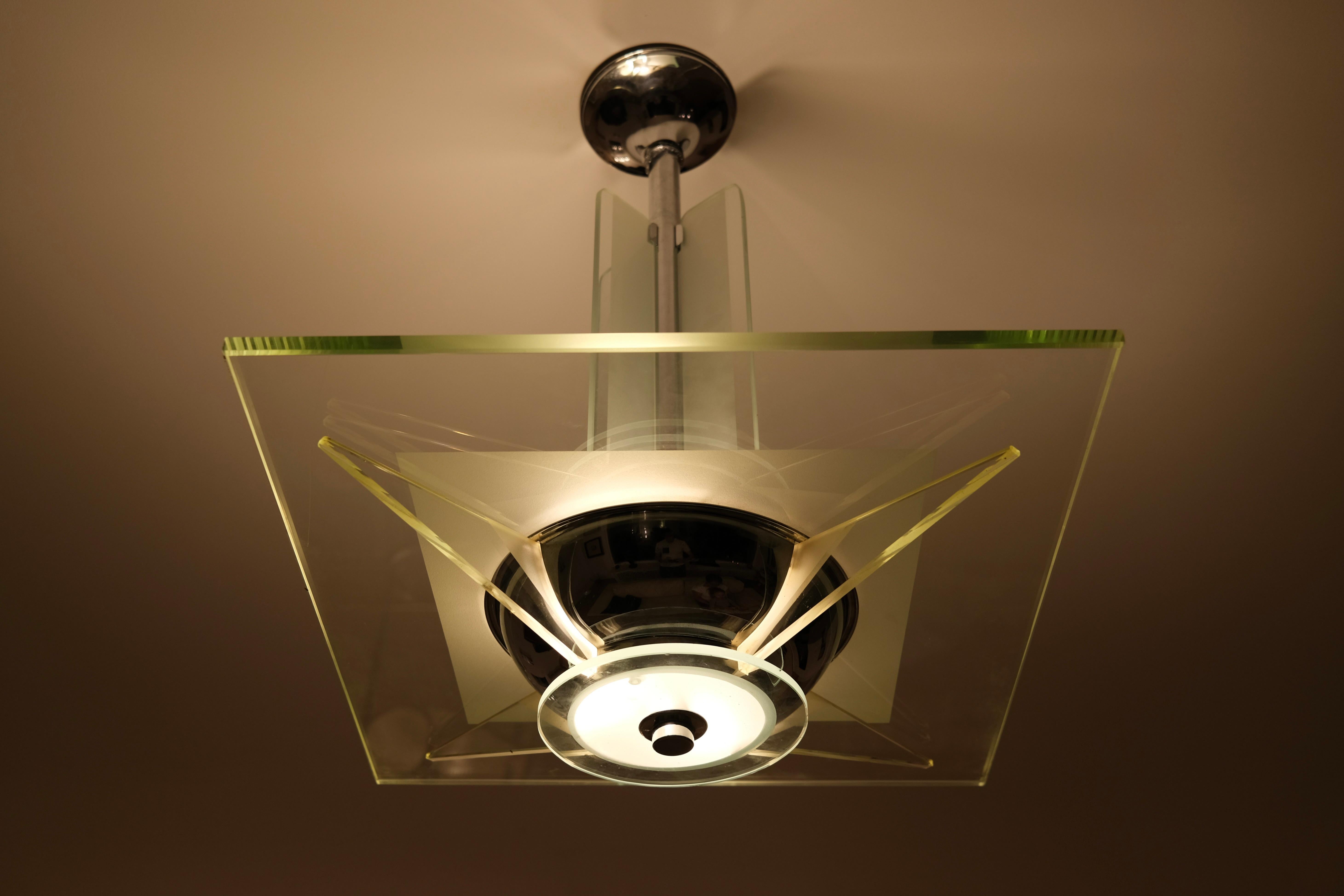 Lámpara de techo modernista Art Decó de cristal grueso y acabado cromado, Francia Años 30 Francés en venta