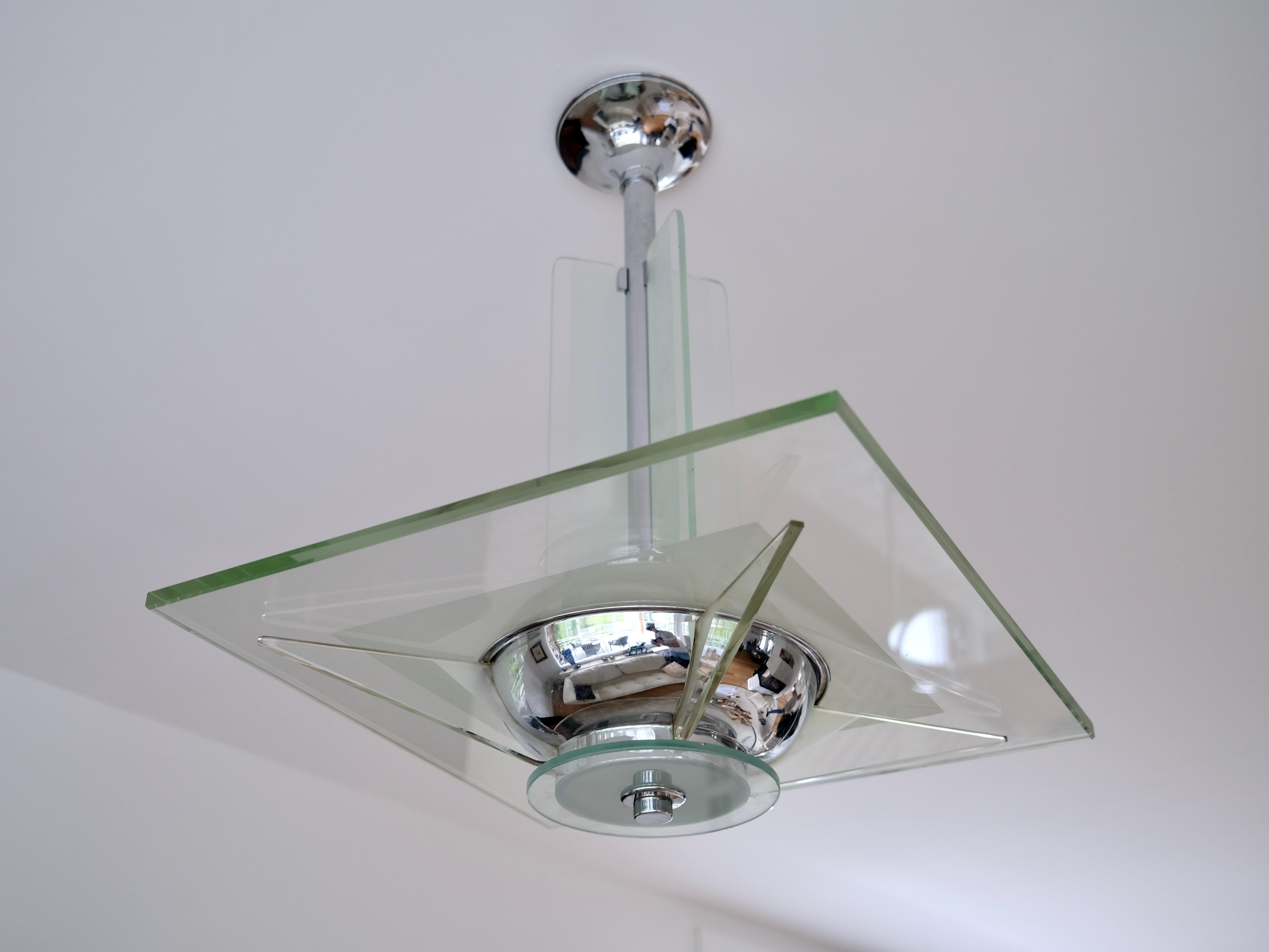Lámpara de techo modernista Art Decó de cristal grueso y acabado cromado, Francia Años 30 mediados del siglo XX en venta