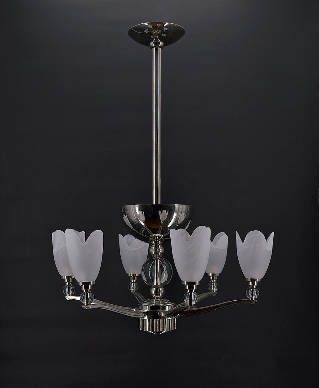 Elegant silver / chrome bronze chandelier composed of a ceiling diffuser with two lights, and 6 arms decorated with glass spheres, and six tulip lampshades in marbled effect white glass.

8 lights in total.

Modernist Art Deco, France, around