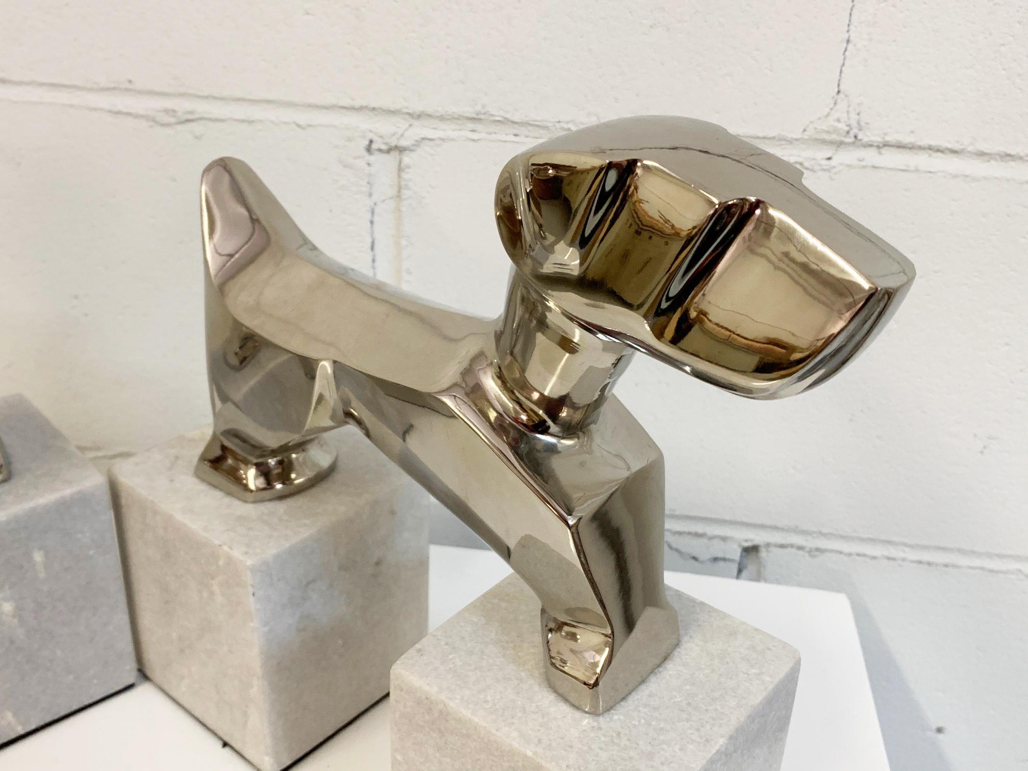 Statues de terriers Art Déco chromés modernistes à la manière de Nikolsky Bon état - En vente à Jacksonville, FL