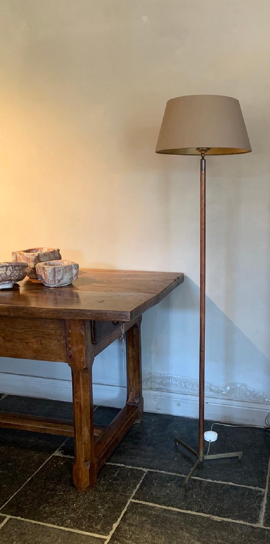 A classic modernist floor lamp dating from the 1920s-1930s. Made from bronze and mahogany. Rewired and fitted with a linnen hood.

 