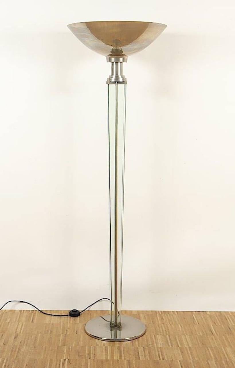 Klassische modernistische Art Déco Stehleuchte.
Frankreich 1930er Jahre.
Die Stehlampe wird Jacques Adnet zugeschrieben.
Ruhiges Design.
Vernickelt
Glaseinsätze
Sehr guter Allgemeinzustand.