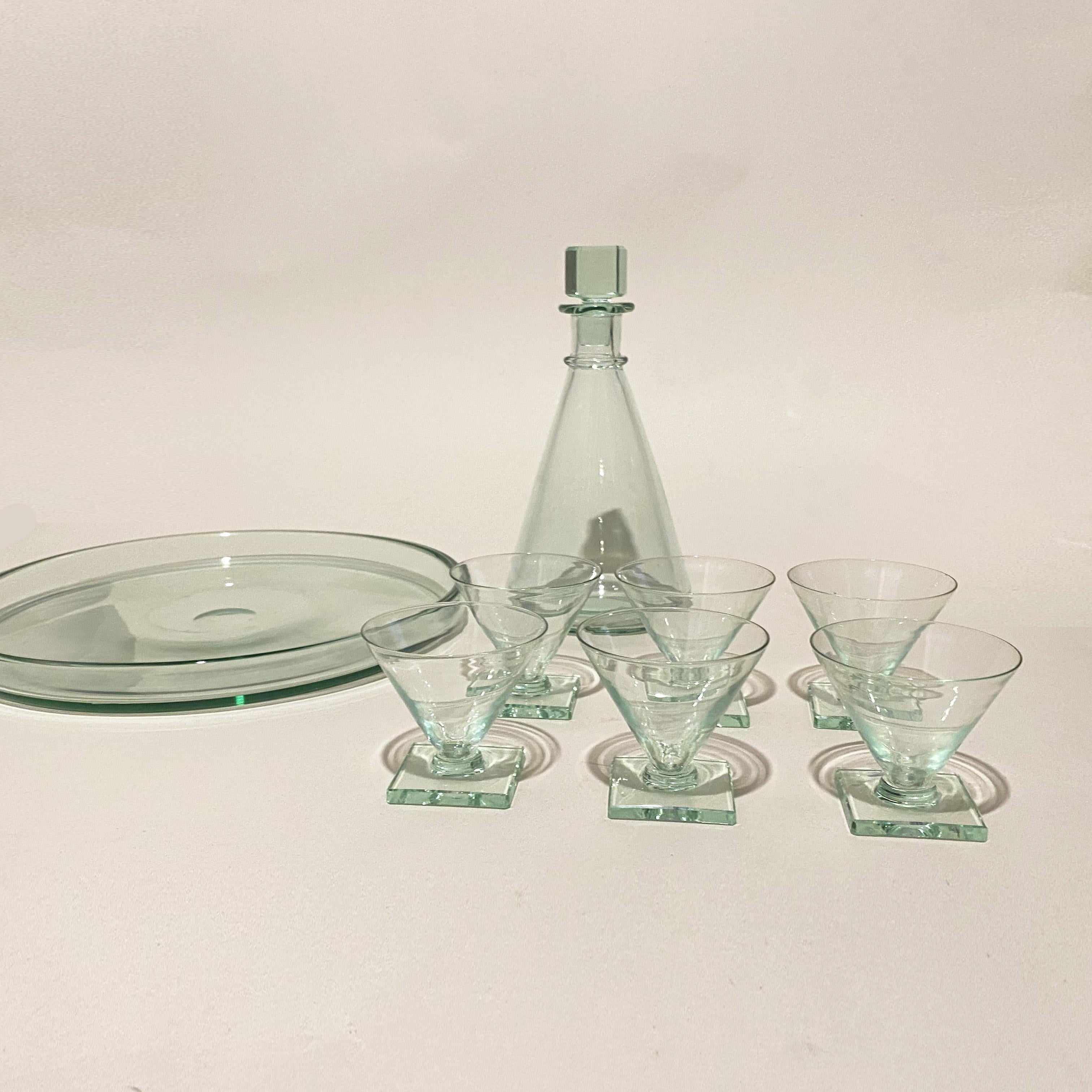 Raro Juego Art Decó / Modernista de 6 copas, 1 decantador y 1 bandeja de Daum de 1926.
Firmado.
Muy buen estado general, con un pequeño desconchón en el tapón (ver fotos).

Dimensiones:
Vasos: 6,5 cm de altura, 7,5 cm de diámetro.
Decantador: 23 cm