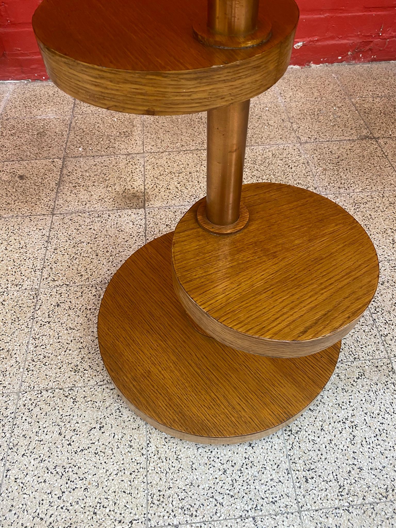 Modernistischer Guridon-Art-déco-Stil aus Eichenfurnier und Kupfermessing, um 1930 (Mitte des 20. Jahrhunderts) im Angebot