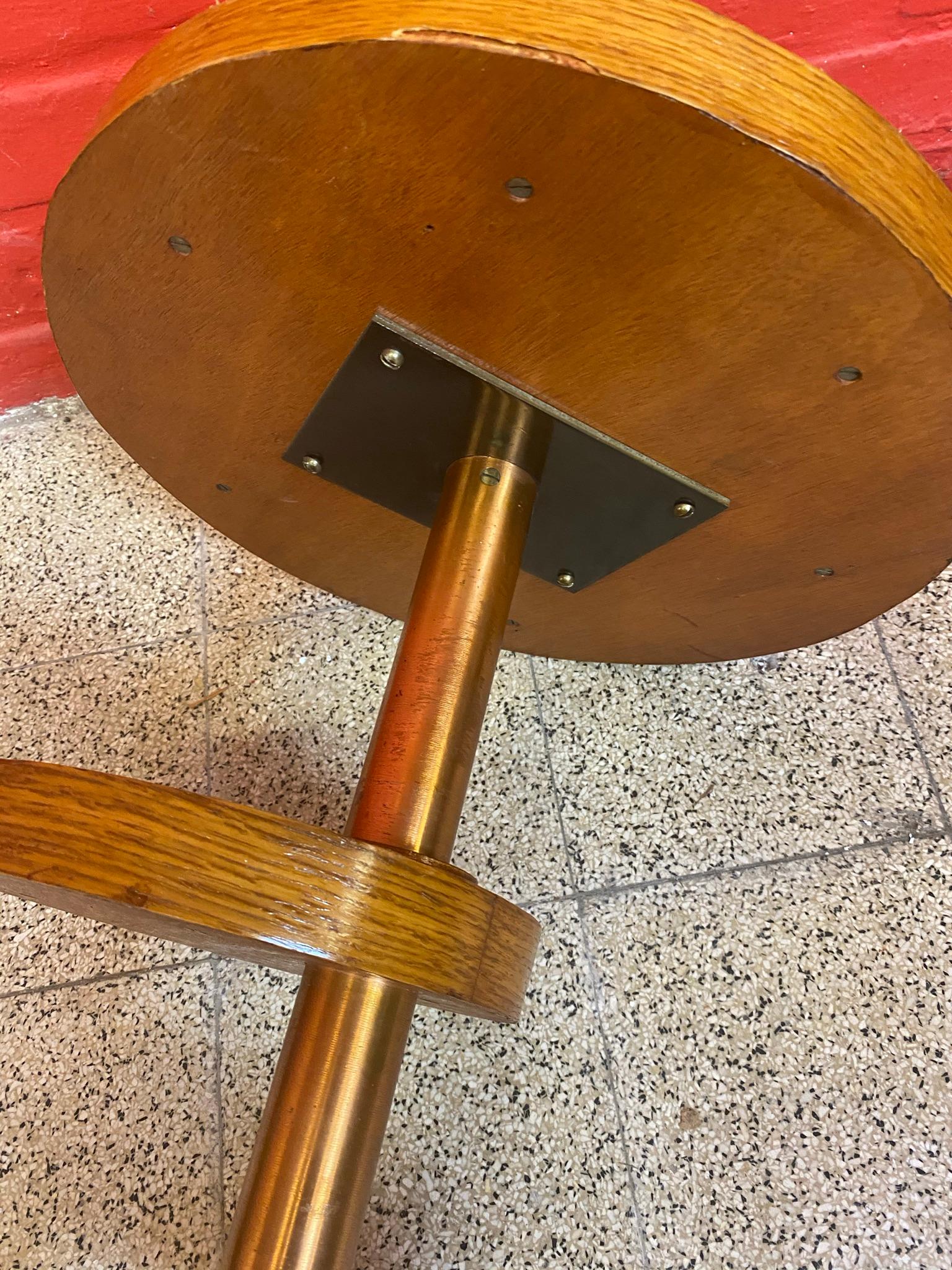 Guéridon modernista Art Déco in impiallacciato di Oak e ottone ramato, circa 1930 in vendita 2