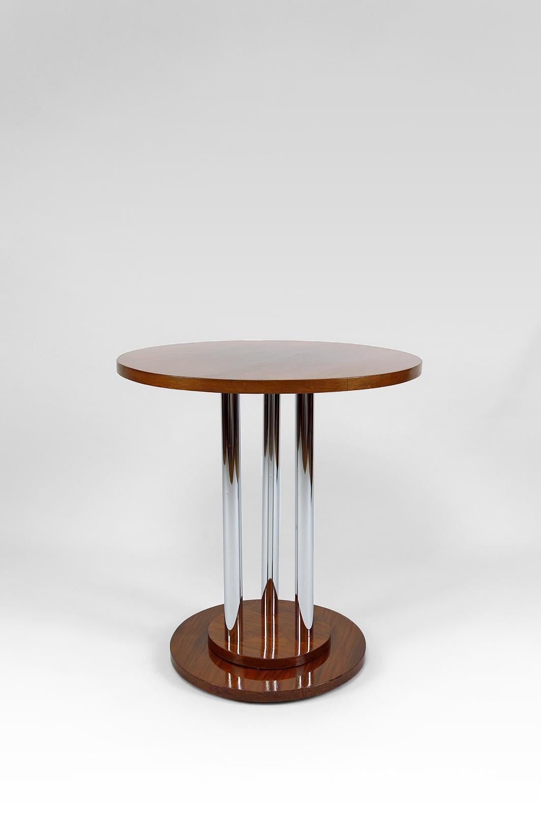 Modernist Art Deco pedestal table in walnut and chrome, France, Circa 1930

Circular pedestal table, walnut veneer and chrome tubes.

Modernist Art Deco, France, Circa 1930

In very good condition.

Dimensions:
height 60 cm
tray diameter 55 cm
base