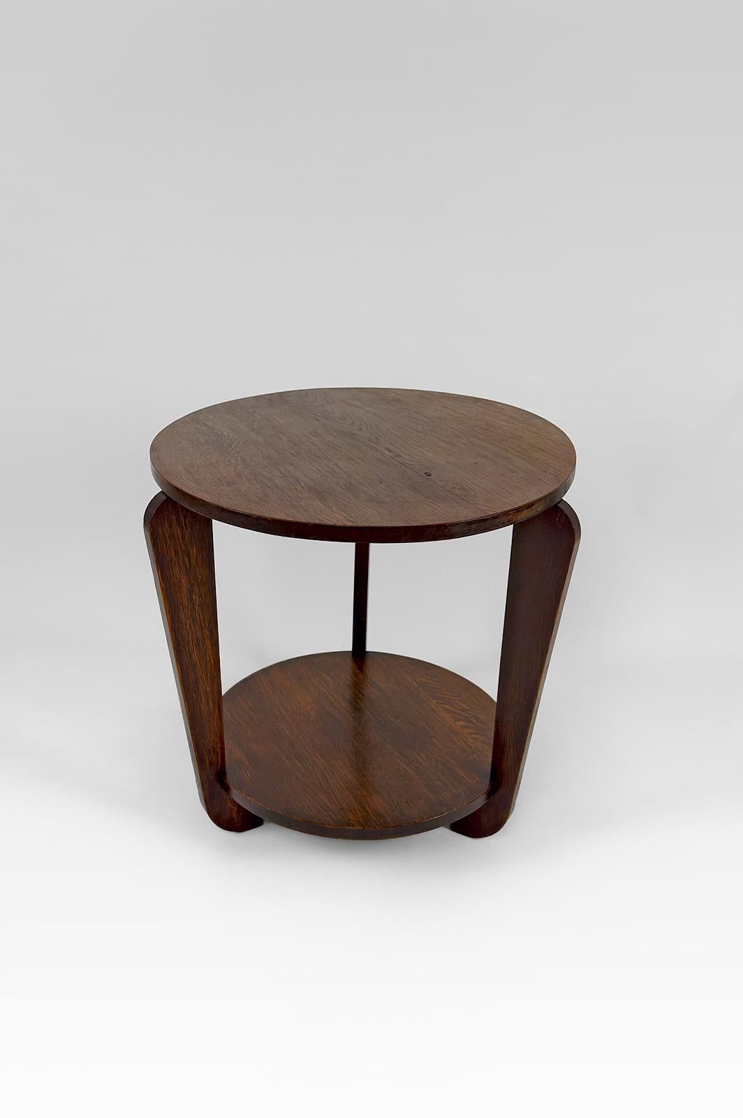 Modernist Art Deco round pedestal table in patinated oak, France, Circa 1930 In Excellent Condition For Sale In VÉZELAY, FR