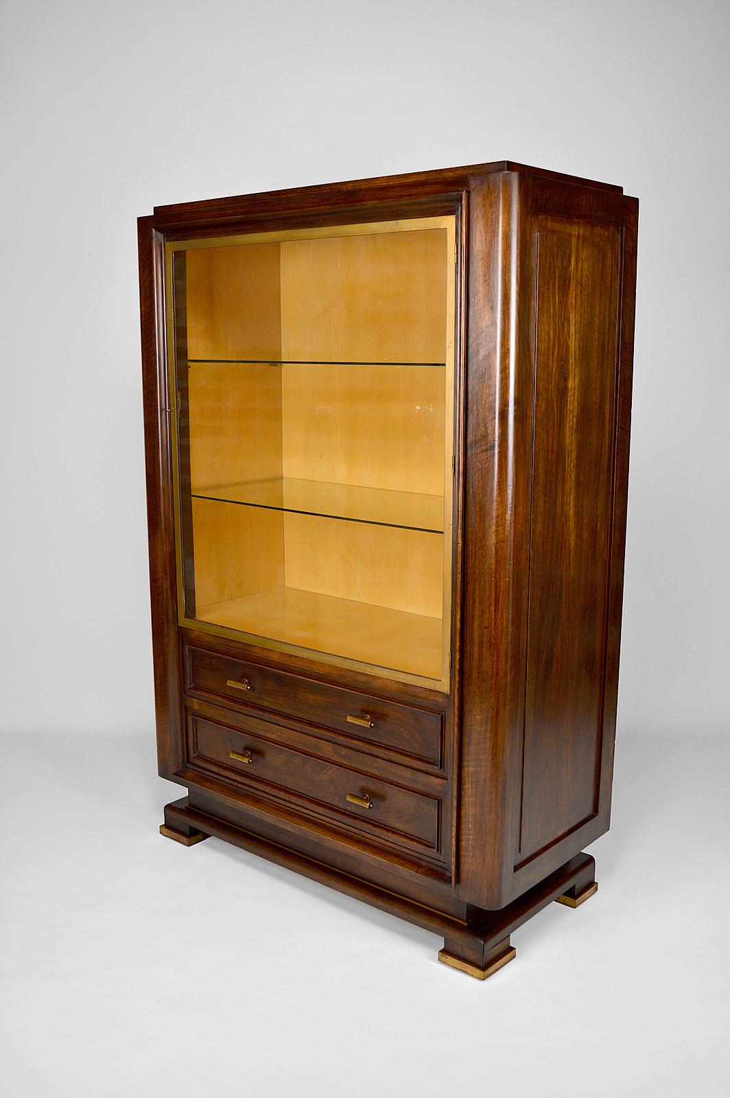 Elegant display cabinet / showcase / vitrine / bookcase in solid and veneered walnut, nicely enhanced with bronze / brass fillets on his door.
Composed of 2 drawers and a glazed cupboard with 2 glass shelves.

Art Deco Modernism / Mid-Century