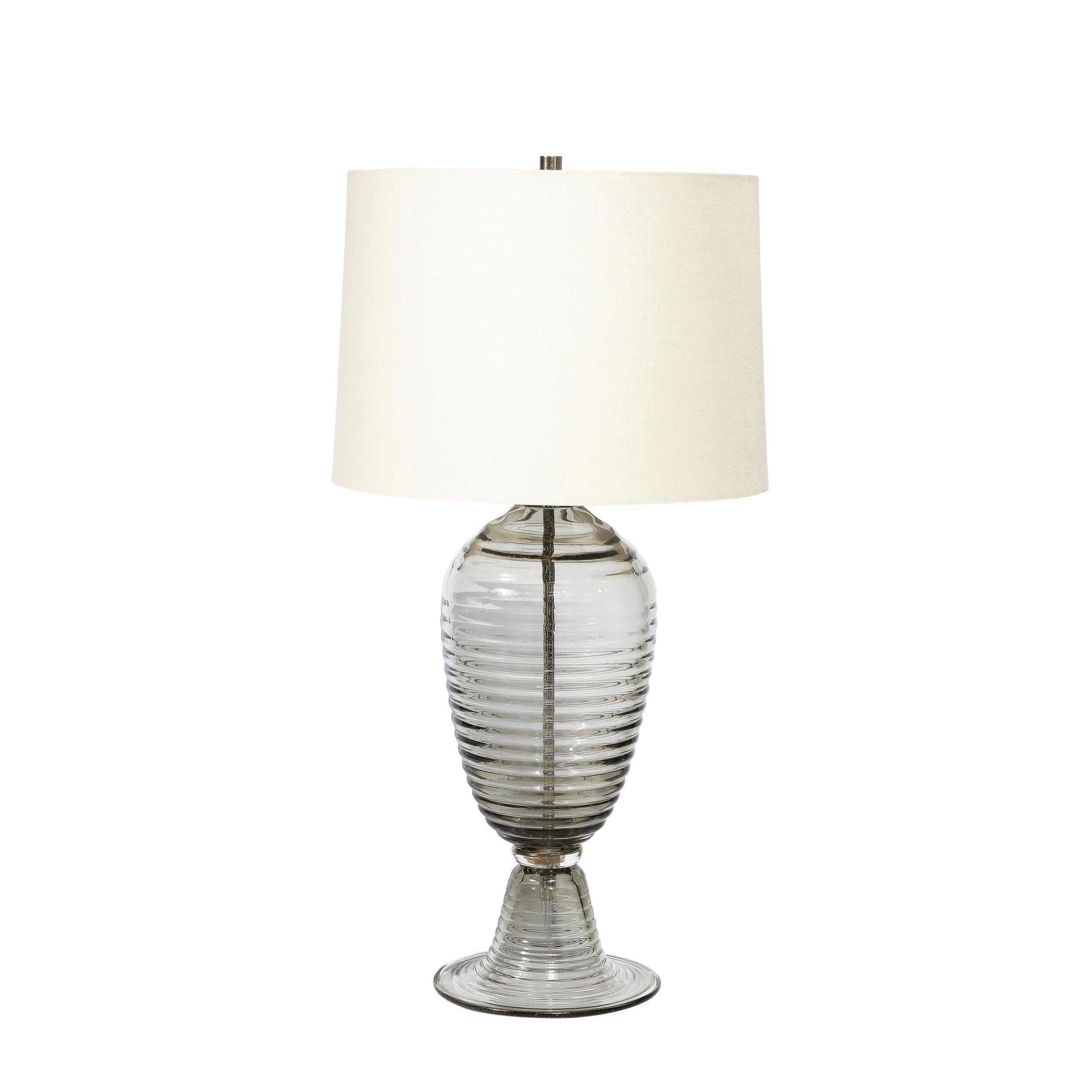 Cette paire de lampes de table modernistes en verre fumé de Murano soufflé à la main en forme de ruche provient d'Italie au cours du 21e siècle. Ce modèle présente un profil magnifique avec des rainures horizontales sur tout le corps de la pièce. Il