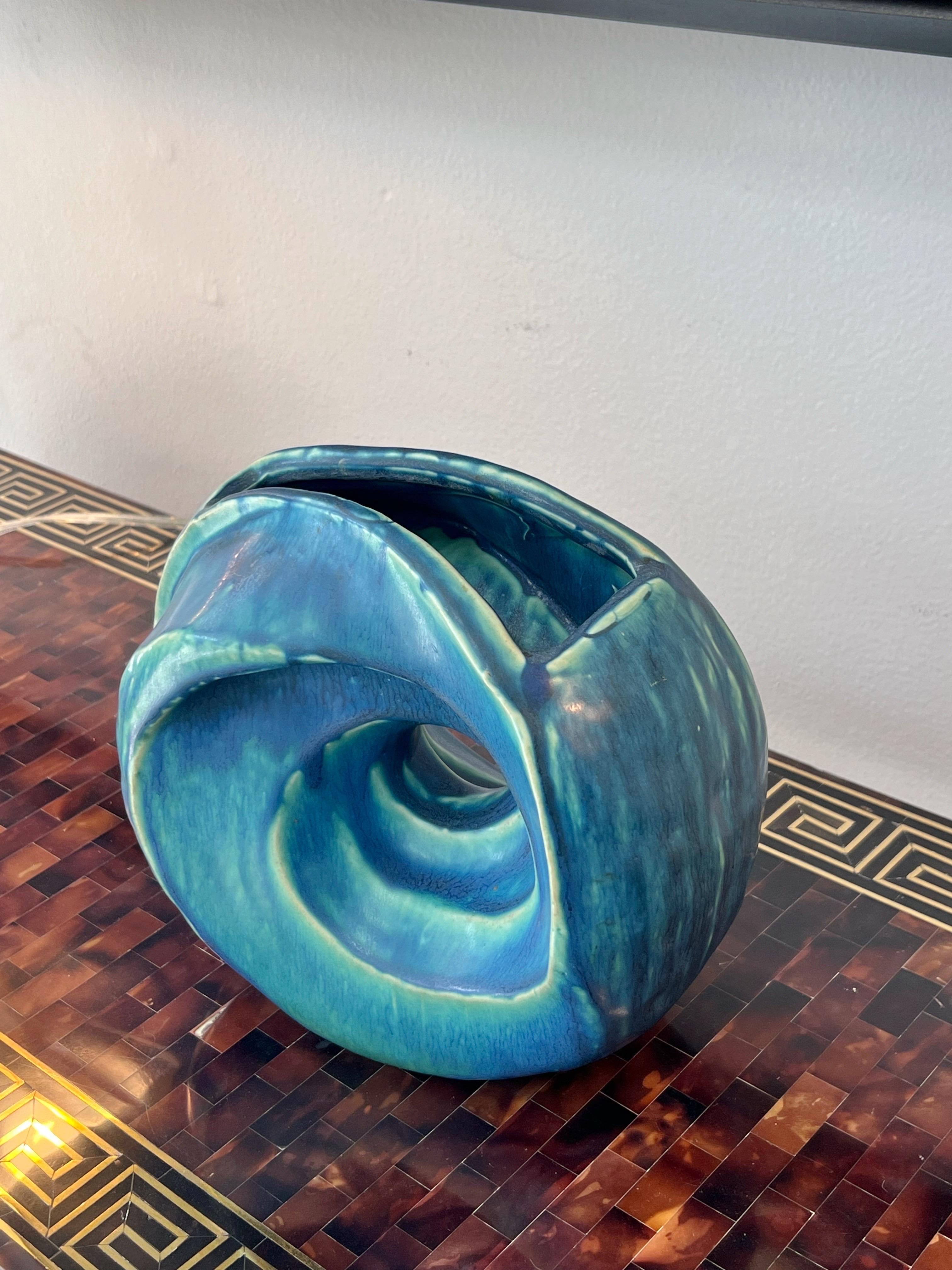 Modernistische Art-Déco-Keramikvase mit Wirbel im Angebot 1