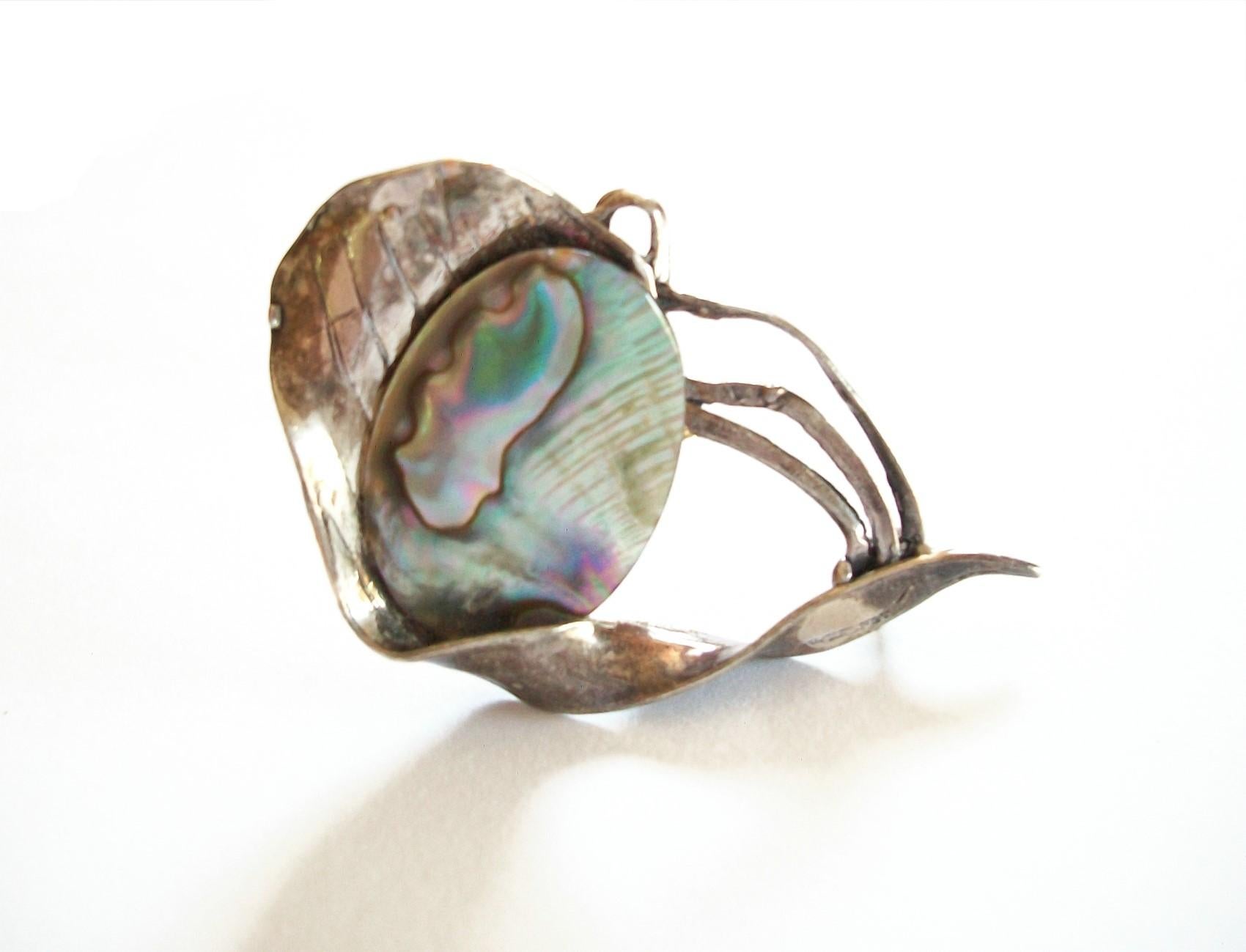 Modernist artisan sterling silver and abalone pin/brooch - very fluid, almost Art Nouveau feel - etched design to the silver outer band - unsigned - '925' to the back (as photographed) - Mexico - circa 1970's.

Excellent vintage condition - all