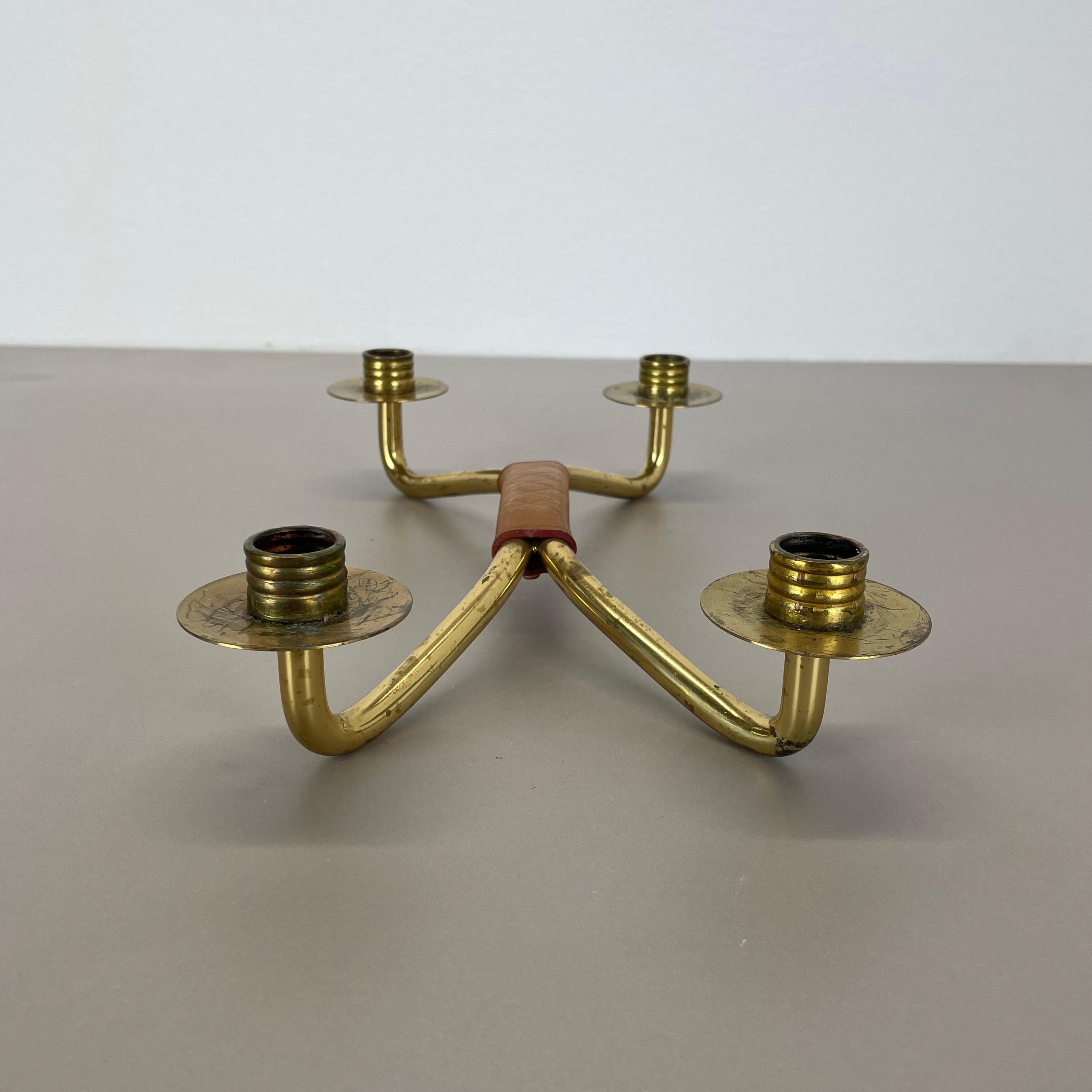 Modernist Auböck Style Brutalist brass and leather Candleholder, Austria 1950s In Good Condition For Sale In Kirchlengern, DE