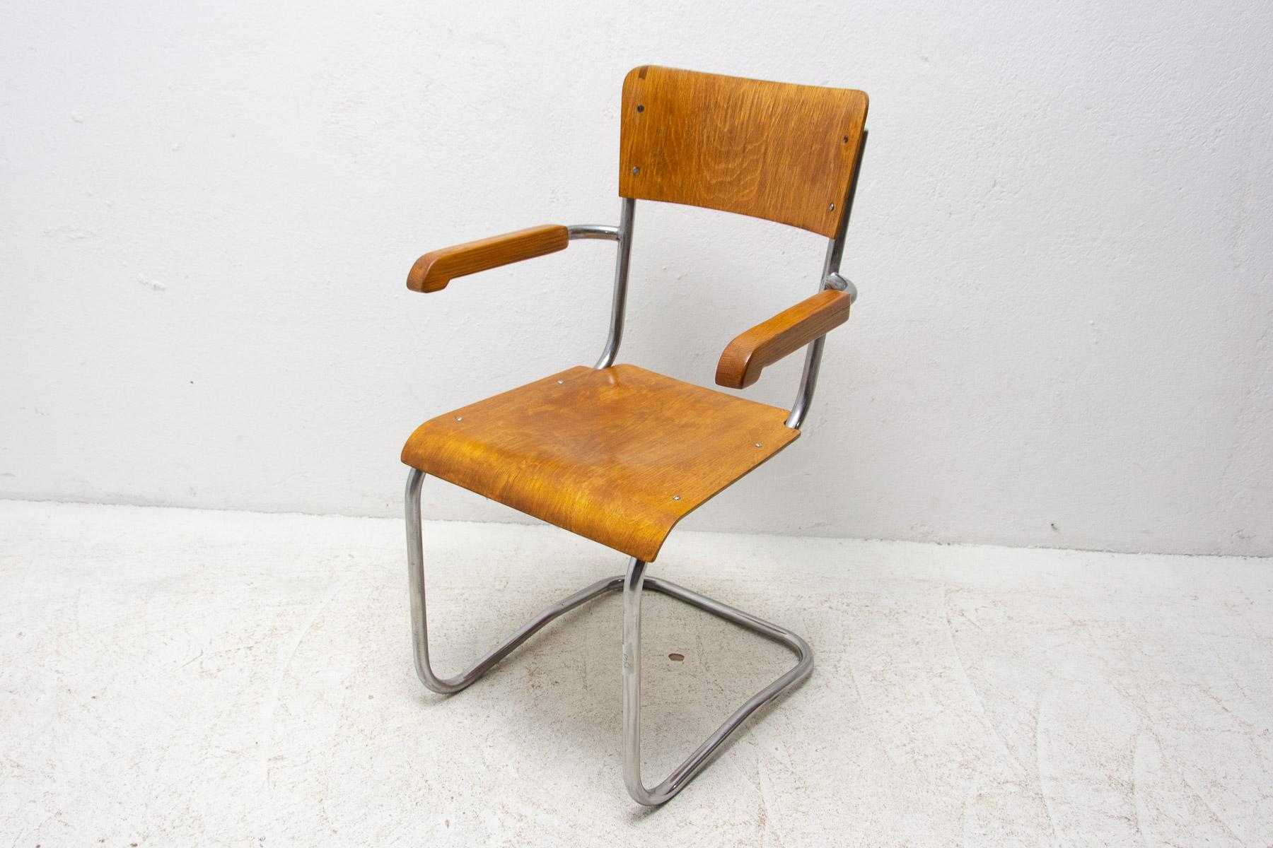 This B43 tubular desk chair was designed in 1931 by the world-renowned designer Mart Stam. It was made in the 1950s by Kovona company. The chair is fully refurbished to a high gloss using polyurethane. In excellent condition.

Measures: Height: 88