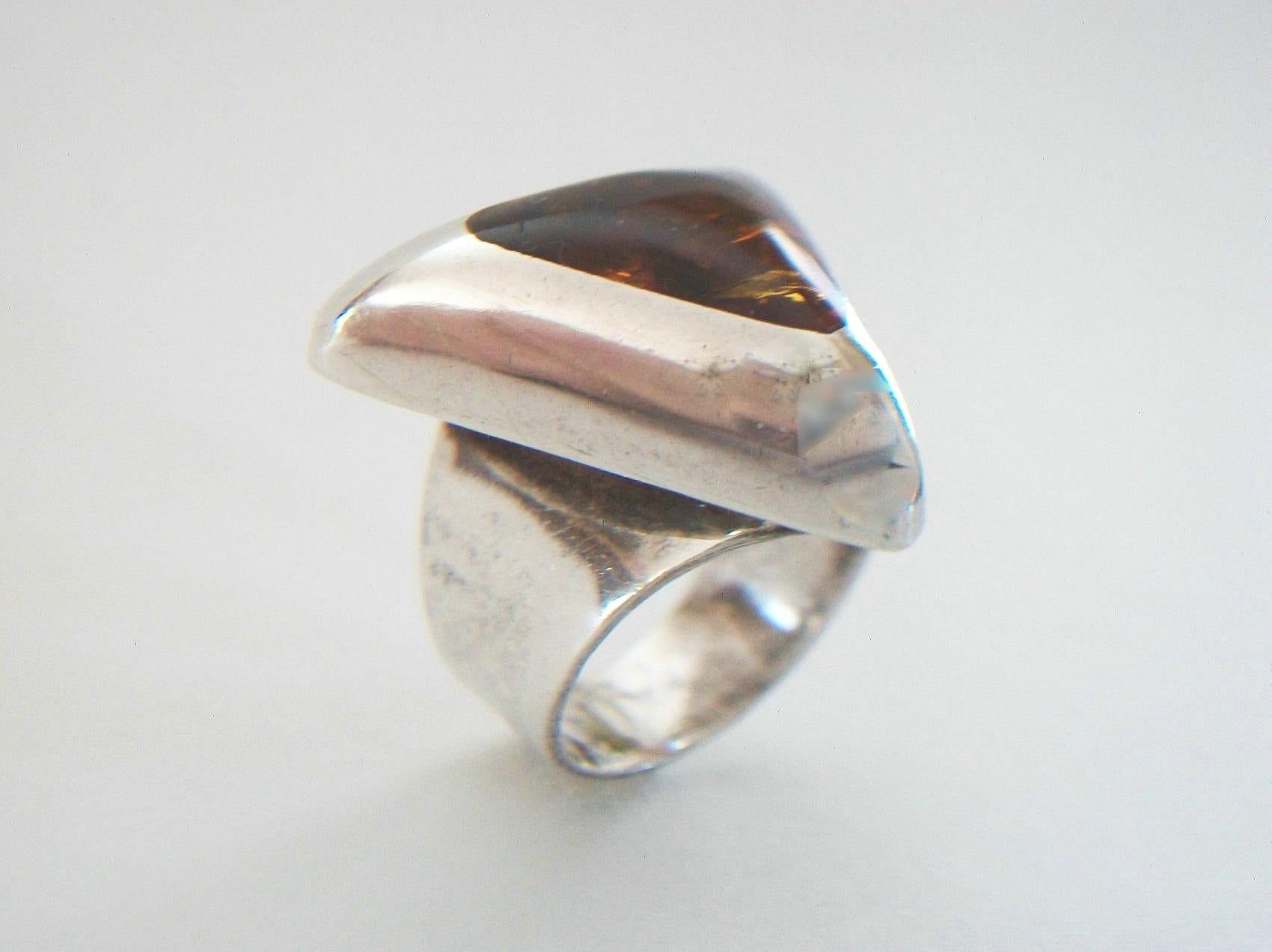 Modernist Baltic Amber & Sterling Silver Ring, Poland, Circa 1990's In Good Condition For Sale In Chatham, CA