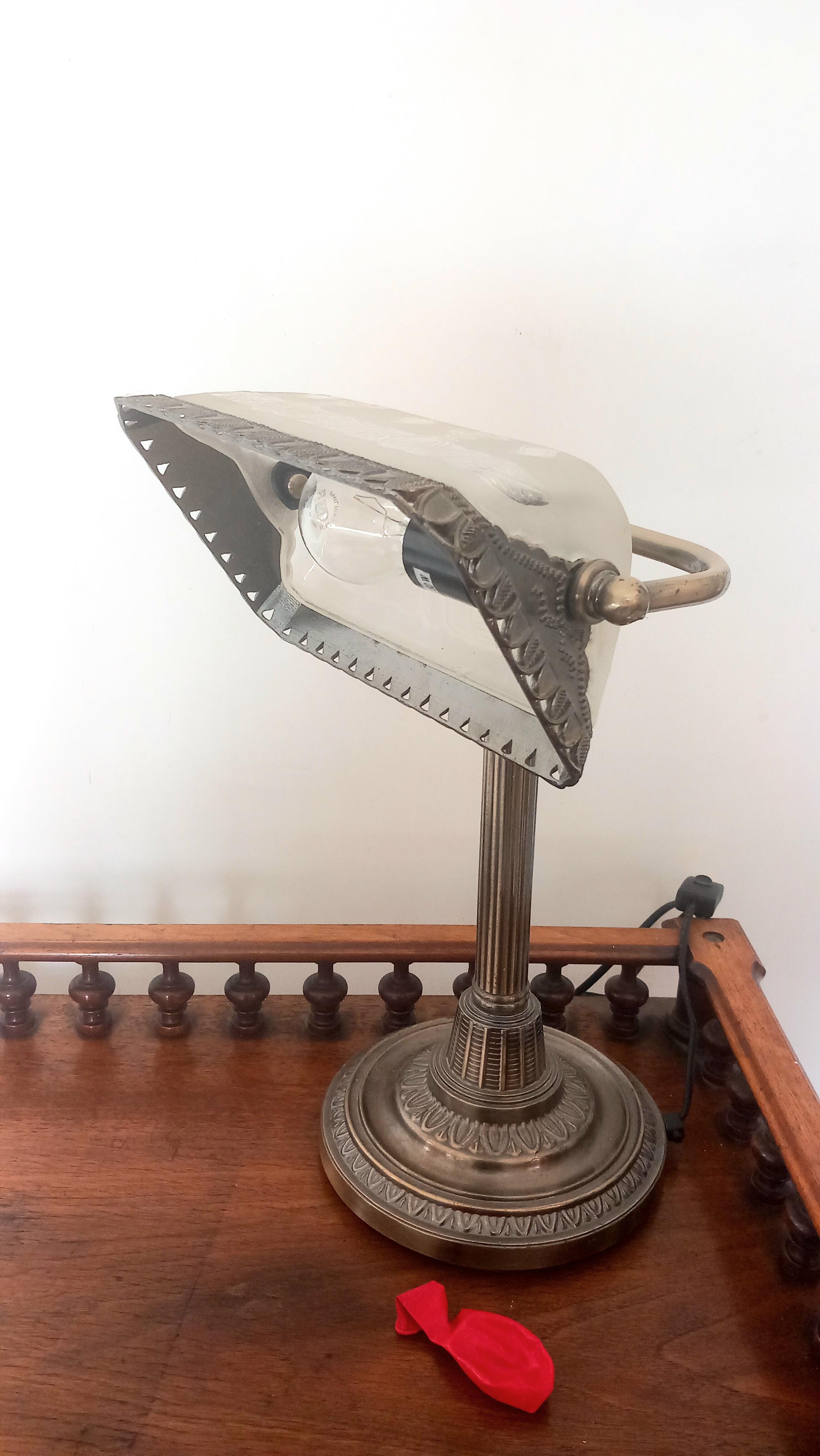 Modernist Banker's Lamp Early 20th Century. Big Size In Good Condition For Sale In Mombuey, Zamora