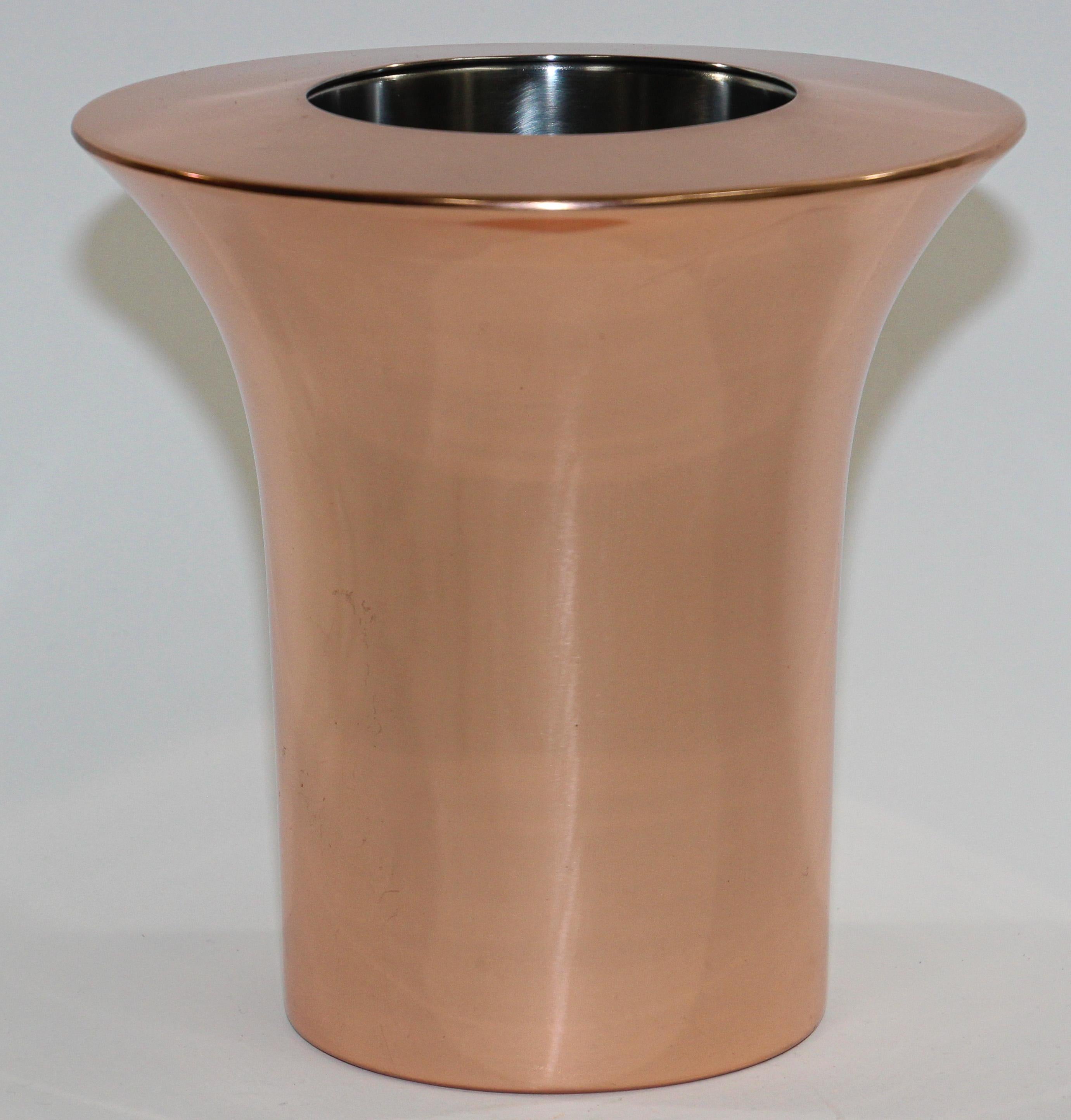 Modernist bar copper wine cooler or ice bucket by Tom Dixon London.
Great modernist design wine cooler will add style in any bar display.
Use it with your favorite wine or champagne to chill in this Tom Dixon's 'Plum' copper-plated cooler. 
An