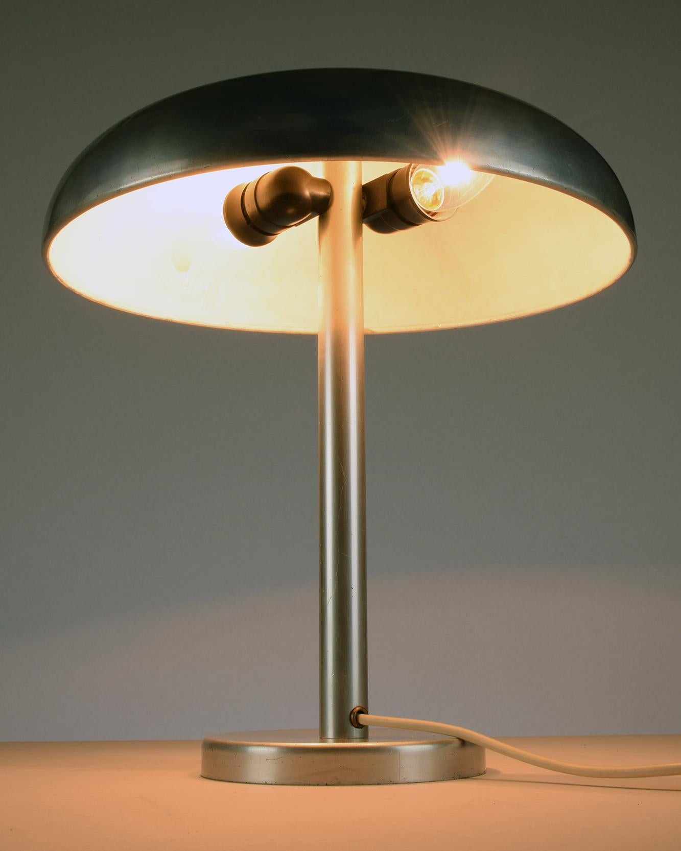 Lámpara de sobremesa de aluminio modernista Bauhaus de los años 30 en estilo Wagenfeld, Dell, Brandt en venta 5