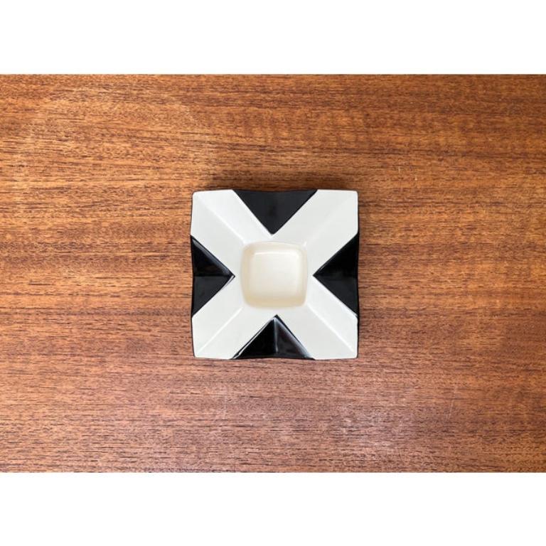 Cenicero de cerámica modernista Bauhaus de Vlastislav Hofman para Modernista, en perfecto estado. Diseñada de 1890 a 1919 Esta pieza tiene una marca de atribución.

Más información:
Materiales: Cerámica
Estilo: Bauhaus, Minimalista
País de origen: